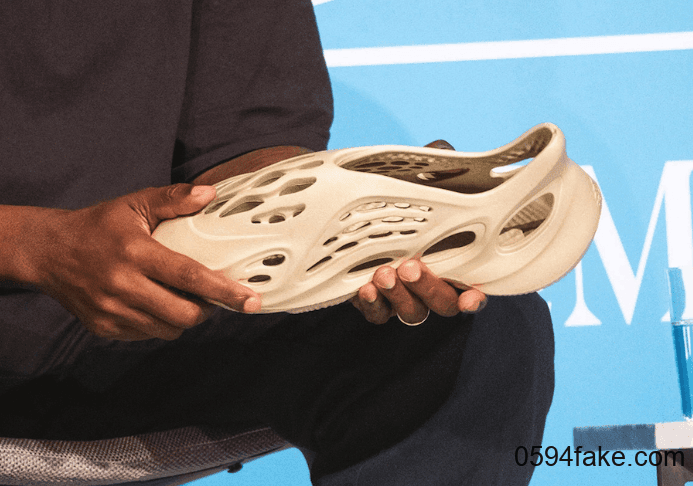 Yeezy洞洞鞋明年发售!采用藻类打造!100%环保材质!你怎么看?