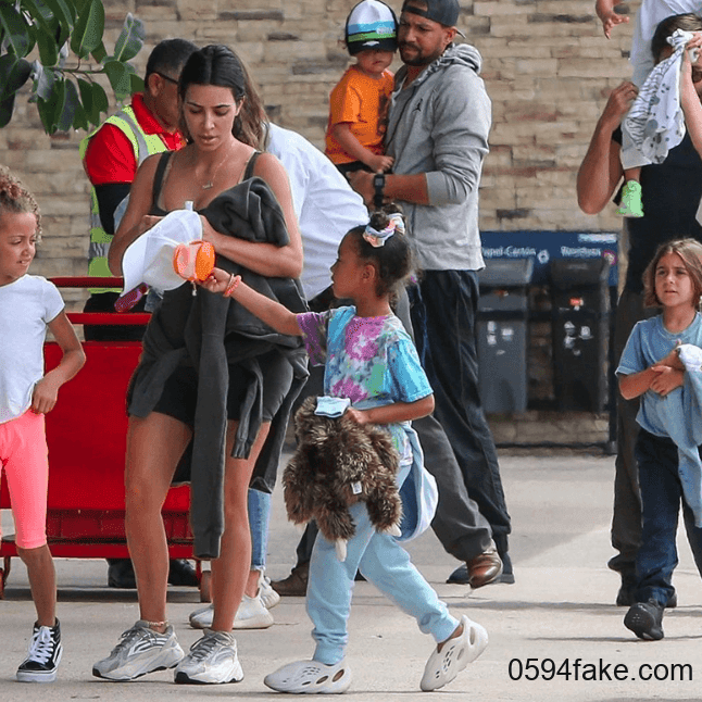 Yeezy洞洞鞋明年发售!采用藻类打造!100%环保材质!你怎么看?