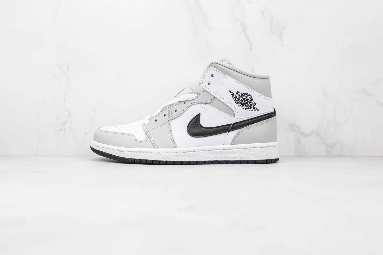 乔丹Air Jordan 1 Mid Light Smoke Grey纯原版本中帮AJ1白灰黑烟灰色板鞋正确后跟定型 货号:BQ6472-015