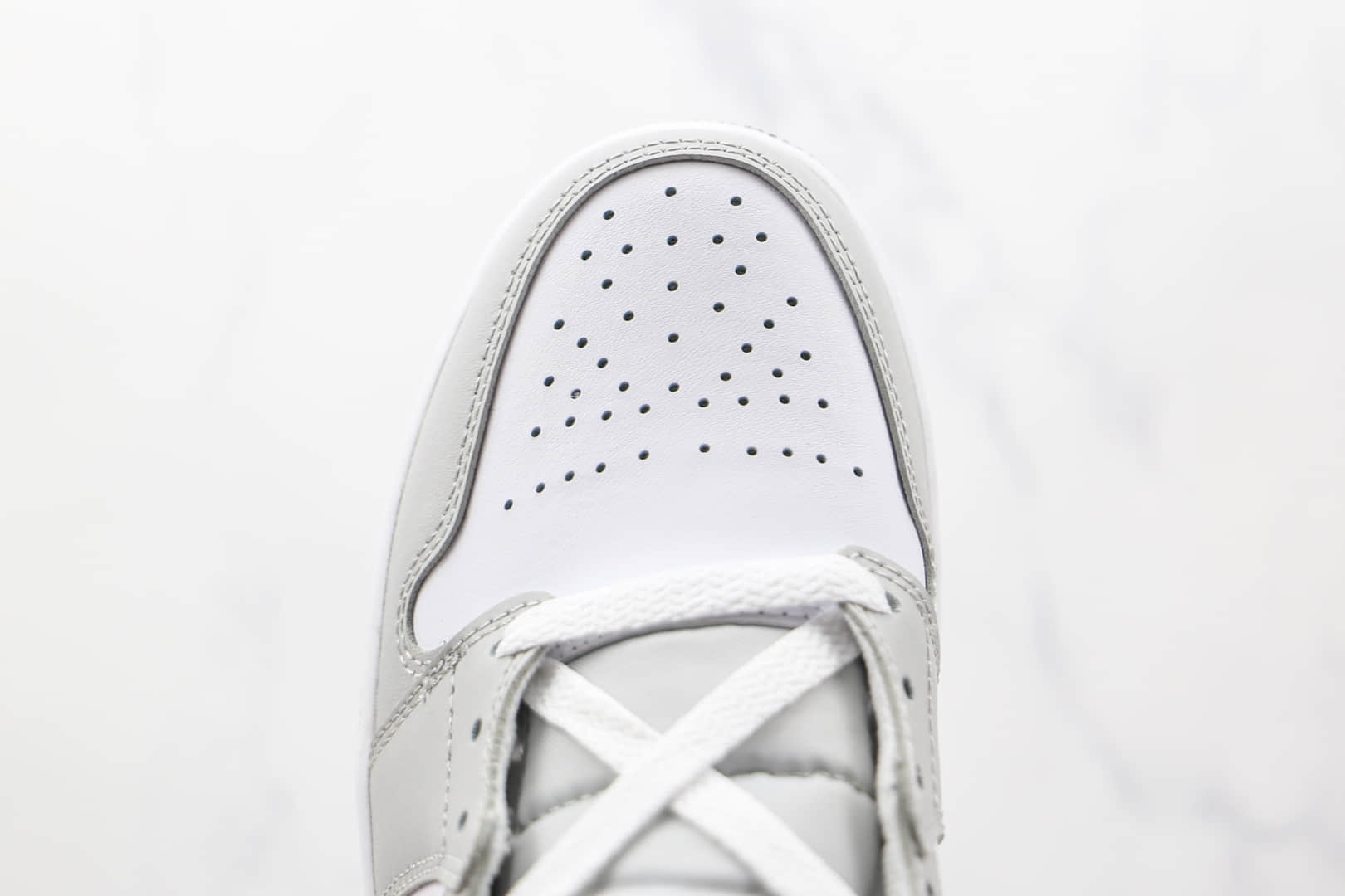 乔丹Air Jordan 1 Mid Light Smoke Grey纯原版本中帮AJ1白灰黑烟灰色板鞋正确后跟定型 货号:BQ6472-015