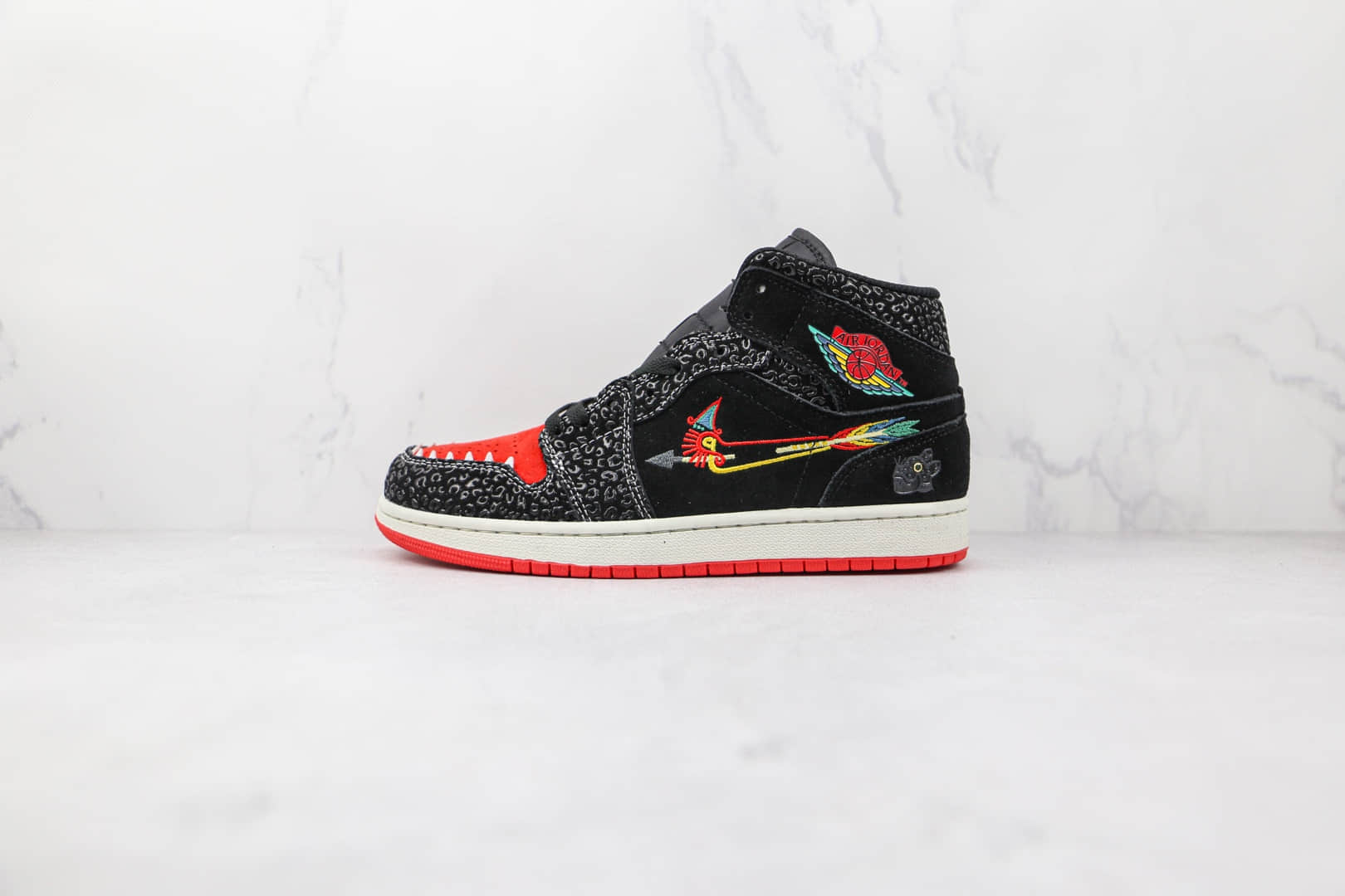 乔丹Air Jordan 1 Mid Siempre Familia纯原版本中帮aj1黑红色刺绣亡灵节板鞋原盒原标 货号:DN4901-001