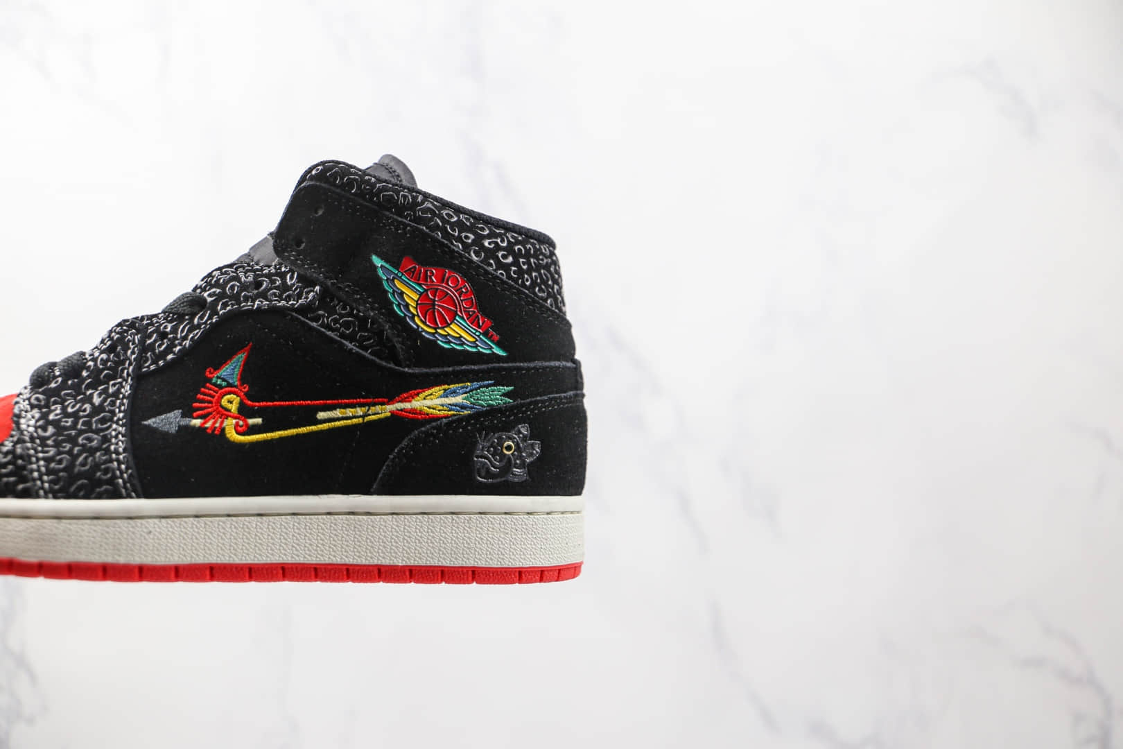 乔丹Air Jordan 1 Mid Siempre Familia纯原版本中帮aj1黑红色刺绣亡灵节板鞋原盒原标 货号:DN4901-001