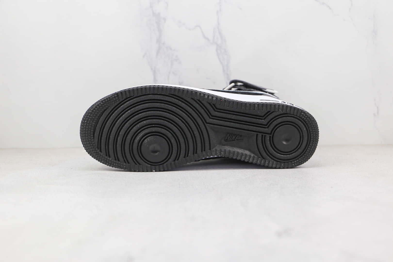 耐克Nike Air Force 1 07 Mid纯原版本中帮空军一号麂皮黑白灰板鞋原楦头纸板打造 货号：QT3369-996