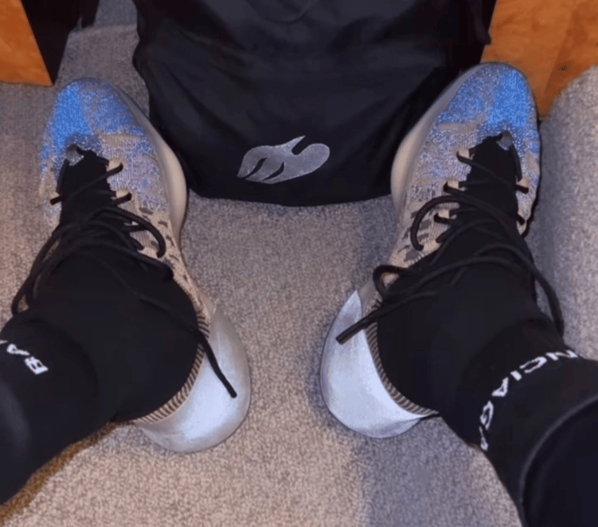 侃爷这双Yeezy篮球鞋会发光!5月登场! 货号:HR0811
