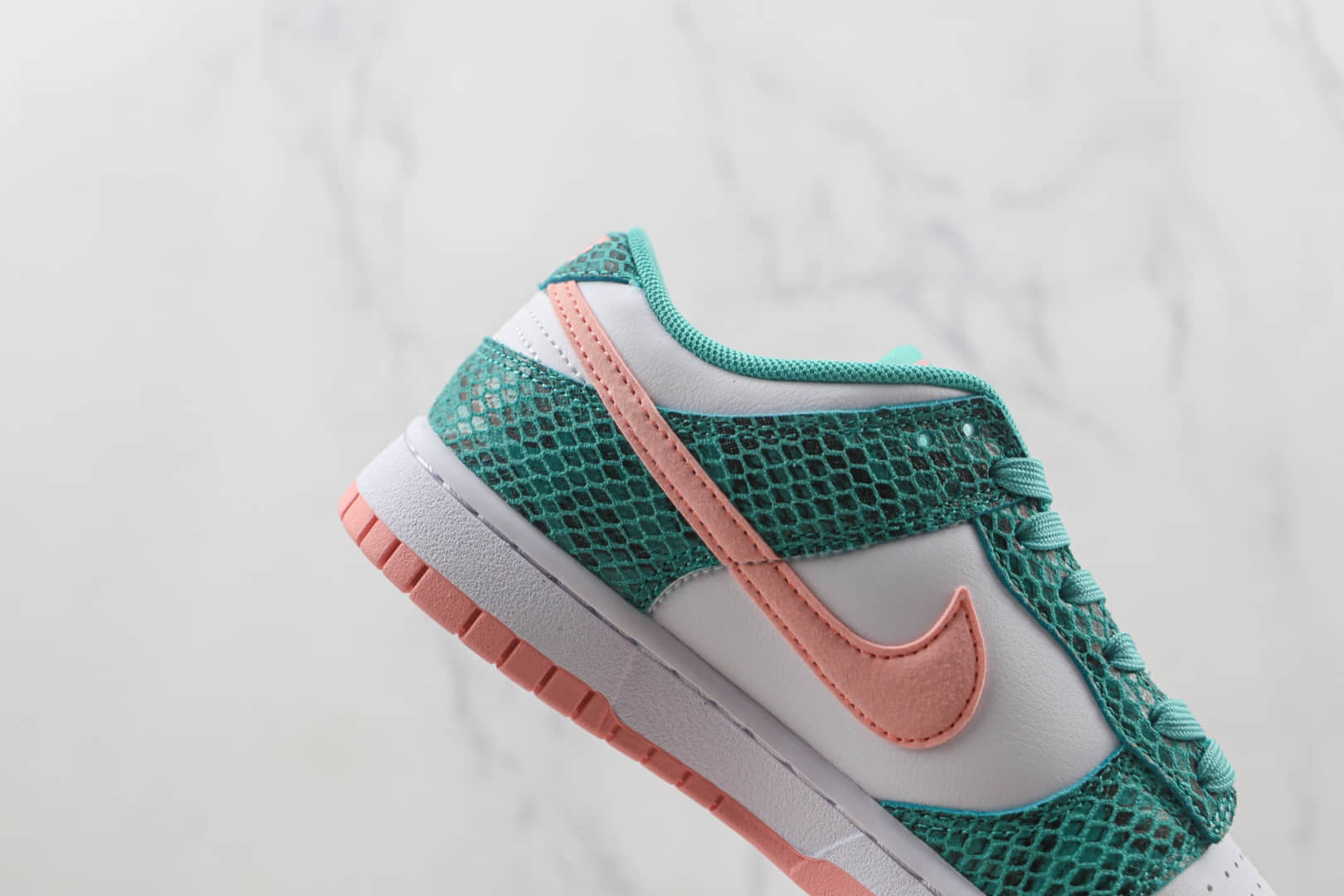 耐克Nike SB Zoom Dunk Low莆田纯原复刻天花板SB DUNK白绿蛇纹粉钩板鞋内置气垫 货号：DR8577-300
