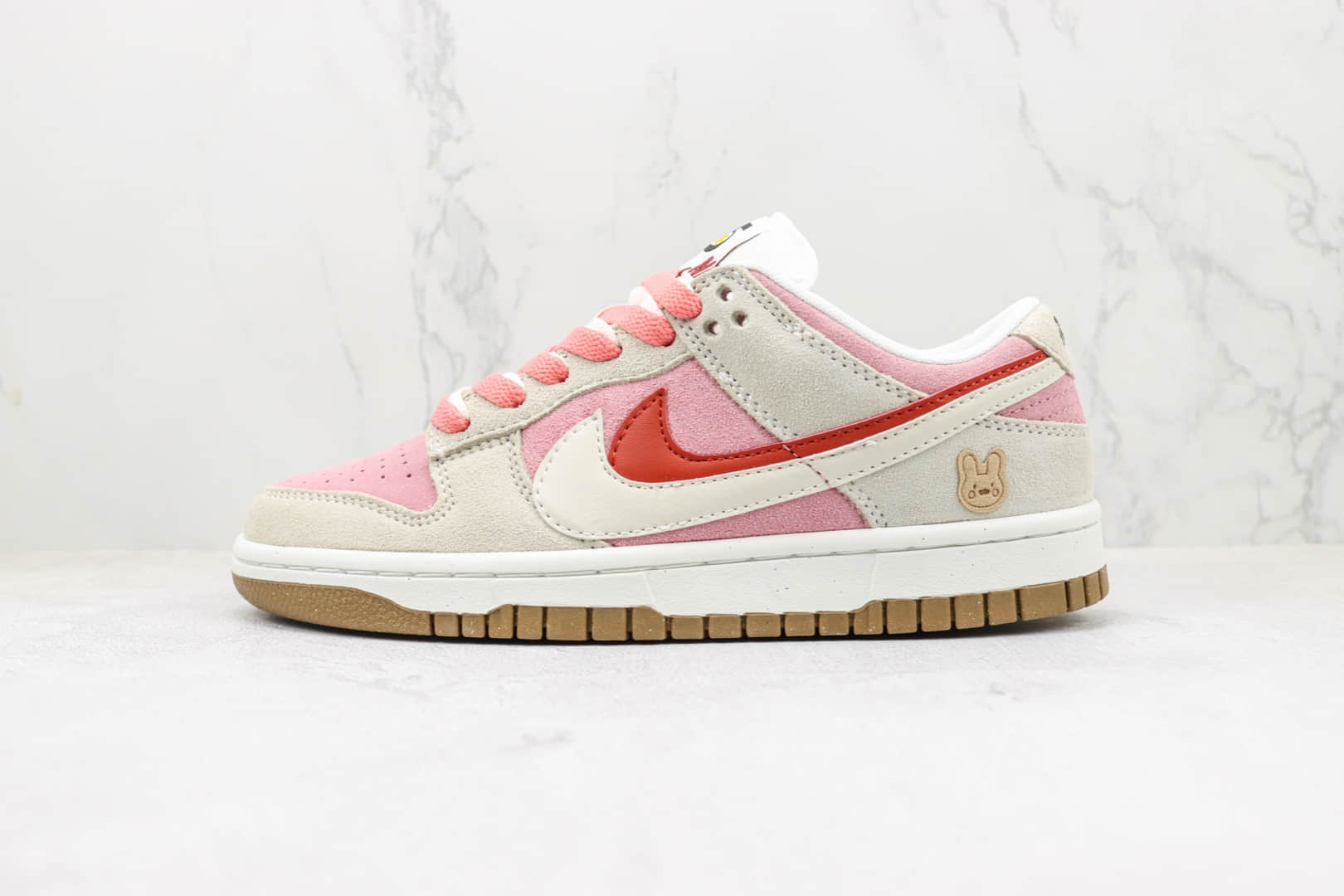 耐克Nike SB Dunk Low SE 85 Double Swoosh Grey Pink Rabbit纯原版本低帮SB DUNK双钩粉红色兔子饼干兔年限定麂皮配色板鞋 天花板DUNK系列板鞋 货号:DO9457-117