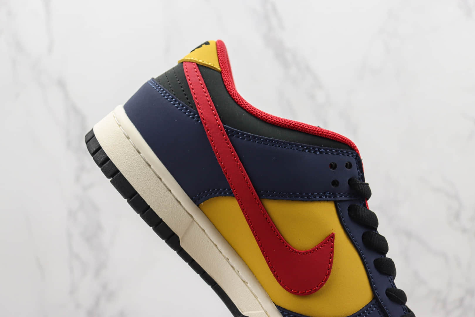 耐克NIKE SB Dunk Low大友克洋联名款纯原版本低帮SB DUNK蓝黄红勾英文印花雪地沙滩配色板鞋 莆田天花板DUNK系列 货号:KK6388-639