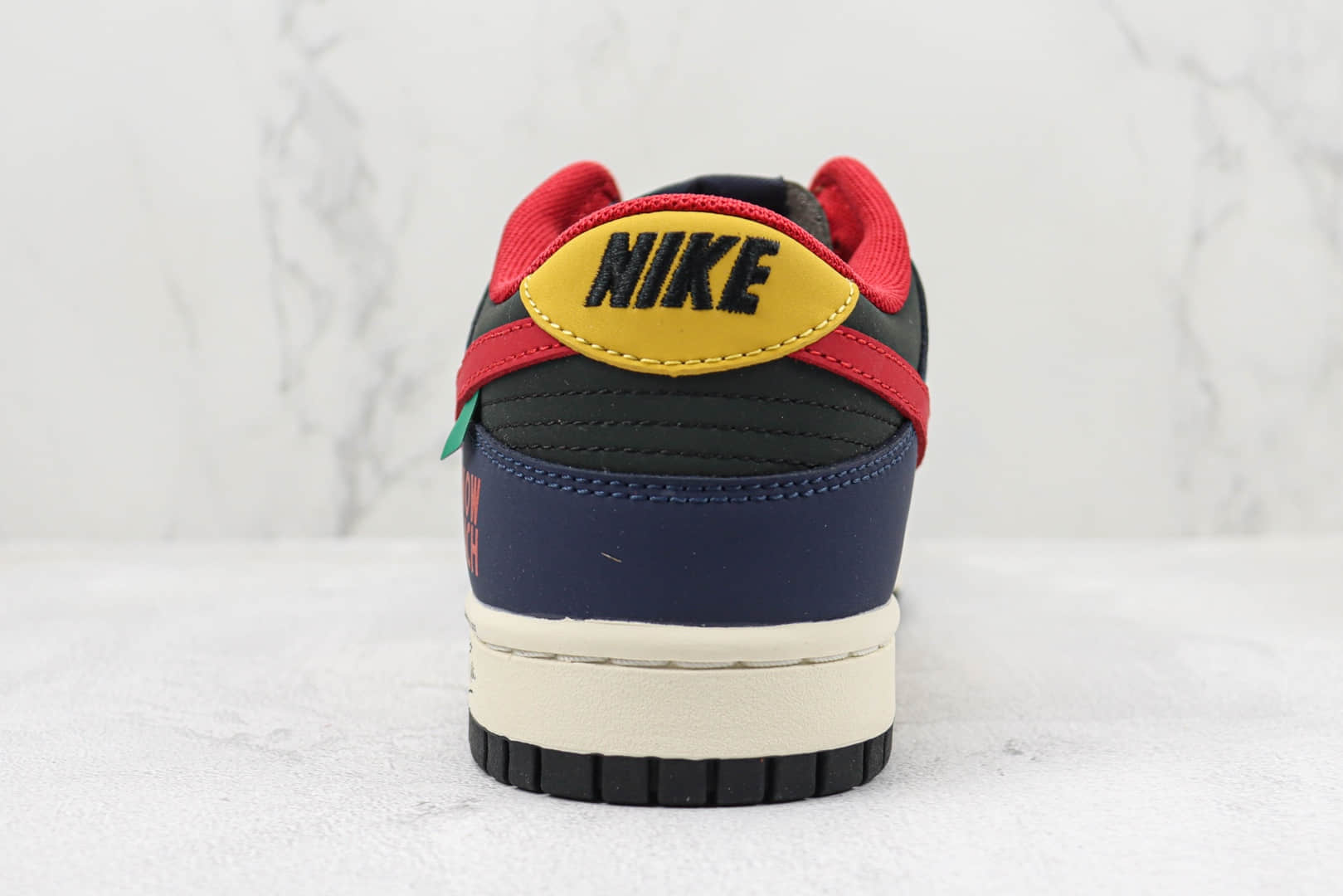 耐克NIKE SB Dunk Low大友克洋联名款纯原版本低帮SB DUNK蓝黄红勾英文印花雪地沙滩配色板鞋 莆田天花板DUNK系列 货号:KK6388-639