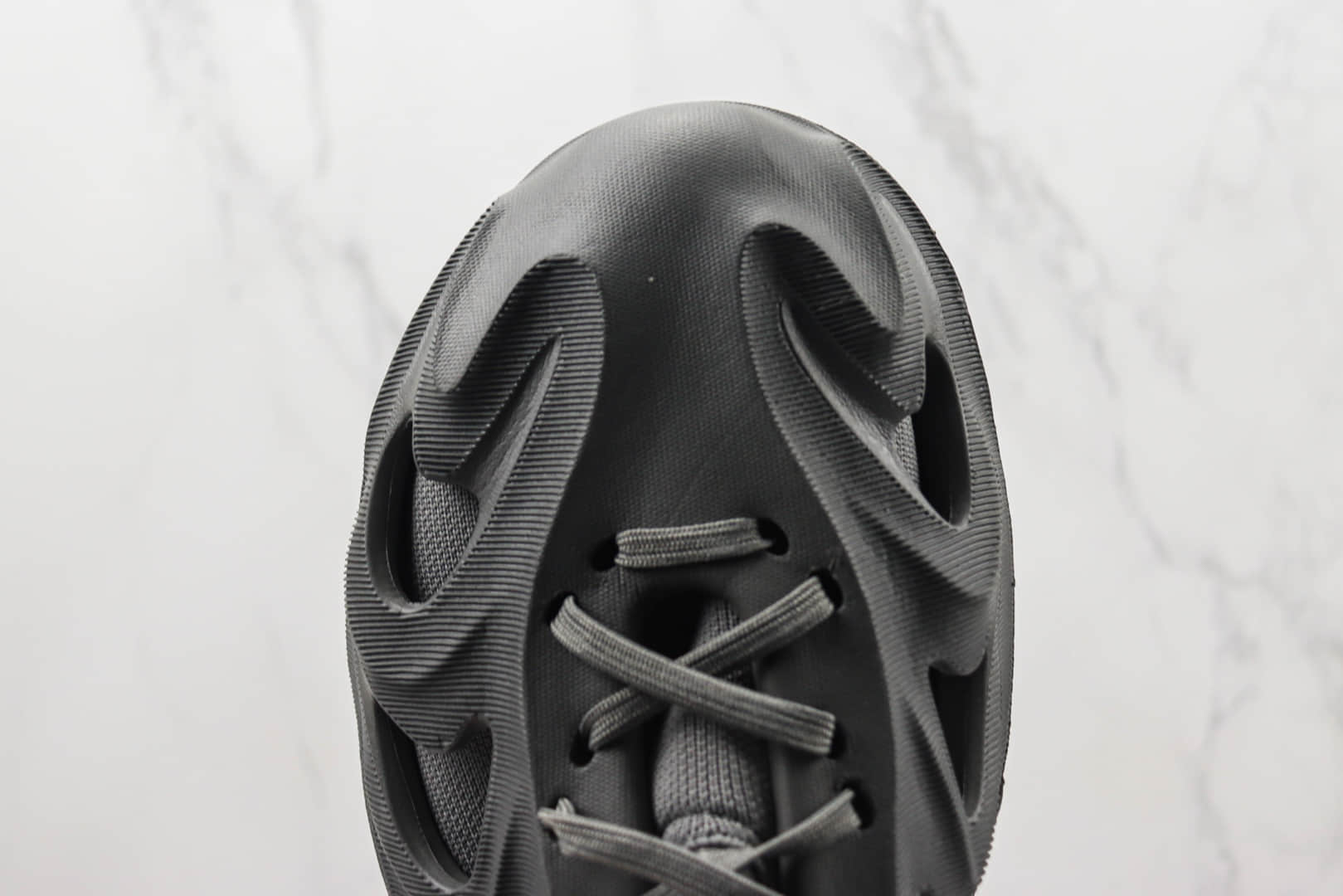 阿迪达斯adidas originals adiFOM Q纯原版本深灰色凉鞋洞洞鞋 莆田阿迪达斯货源 货号:IE7448