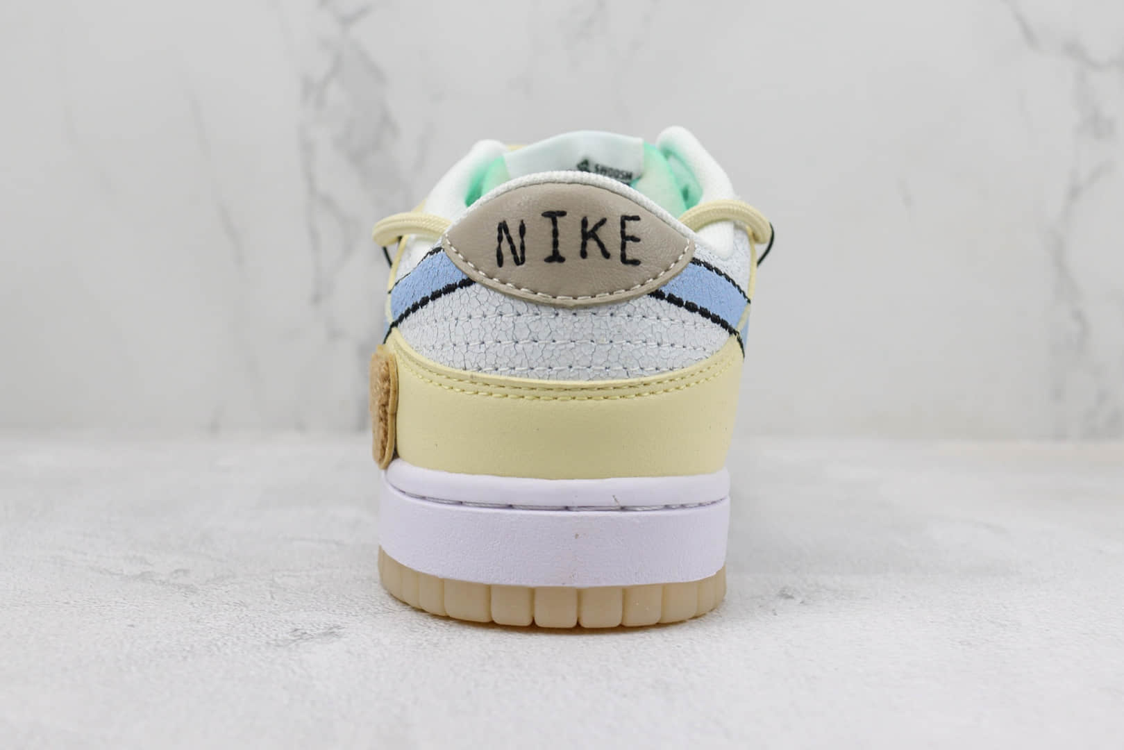 耐克Nike SB Dunk Low纯原版本低帮SB Dunk爆裂白黄小熊绑带板鞋 莆田天花板Dunk系列 货号：DX3633-100