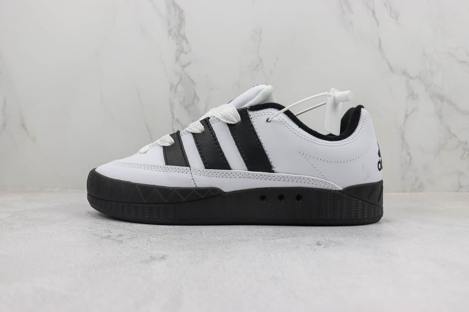 阿迪达斯adidas Originals Adimatic Low纯原版本马蒂奇系列白黑色鲨鱼面包鞋 莆田阿迪达斯货源 货号:ID7717