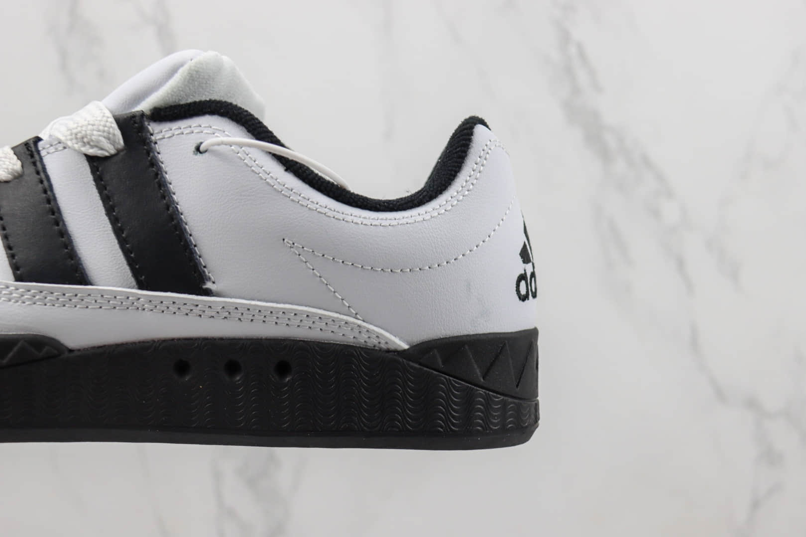 阿迪达斯adidas Originals Adimatic Low纯原版本马蒂奇系列白黑色鲨鱼面包鞋 莆田阿迪达斯货源 货号:ID7717