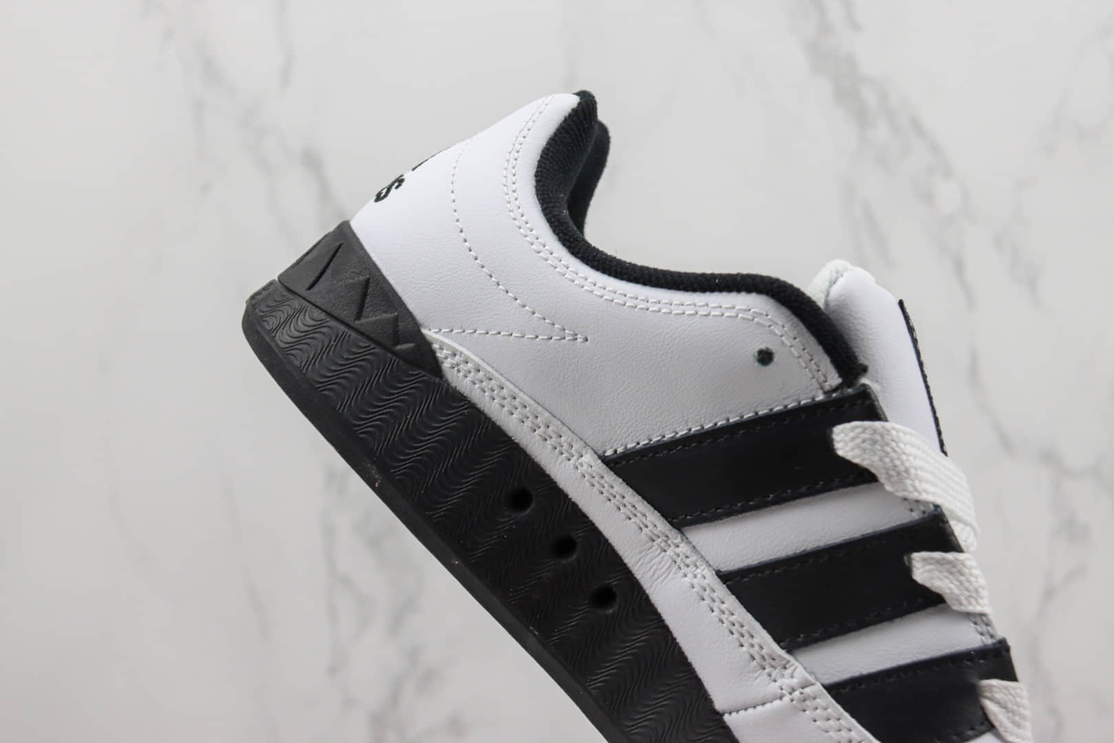 阿迪达斯adidas Originals Adimatic Low纯原版本马蒂奇系列白黑色鲨鱼面包鞋 莆田阿迪达斯货源 货号:ID7717