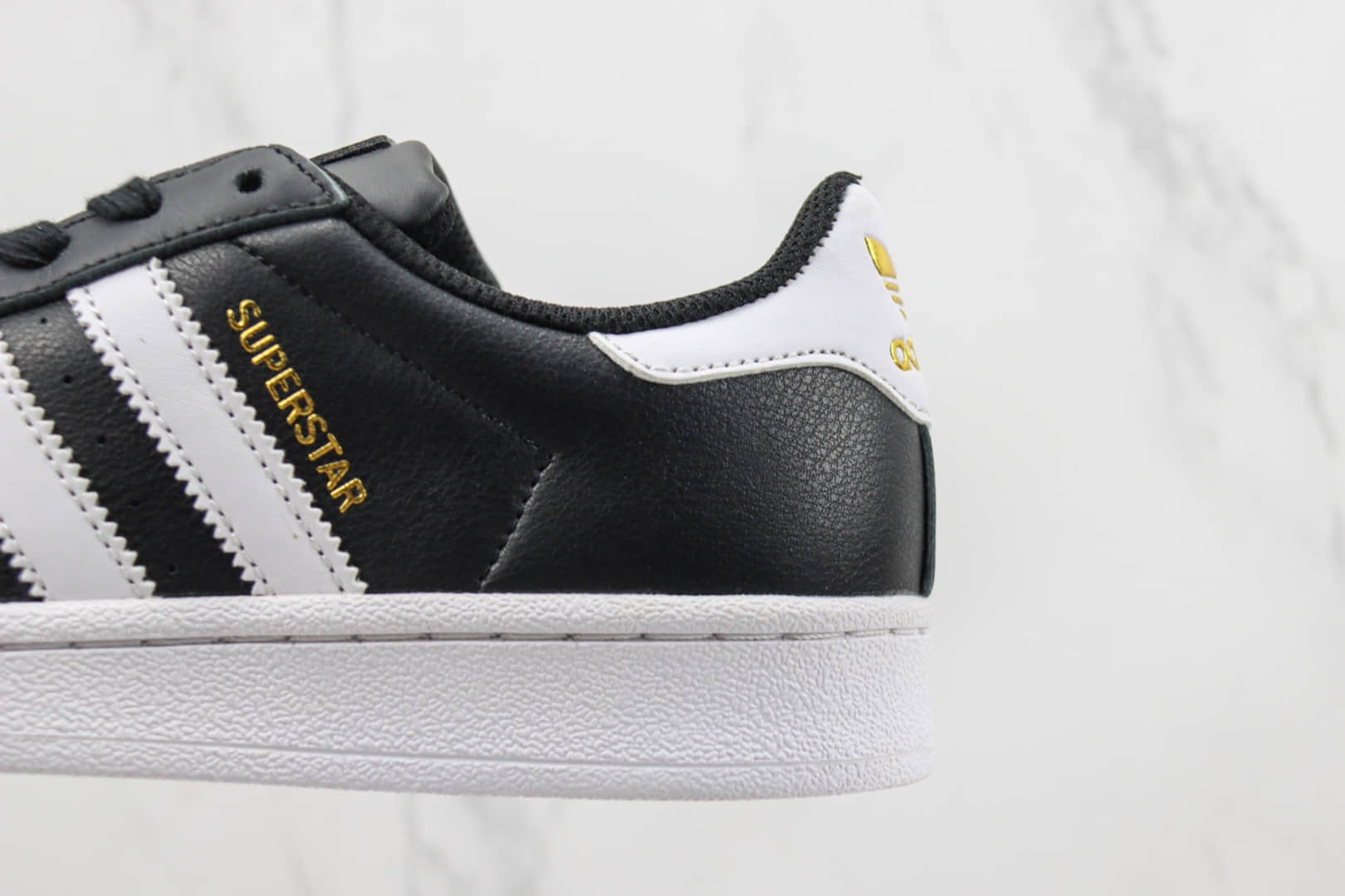 阿迪达斯adidas Originals Superstar Bold纯原版本三叶草贝壳头黑白金板鞋 莆田阿迪达斯货源 货号：FV3335