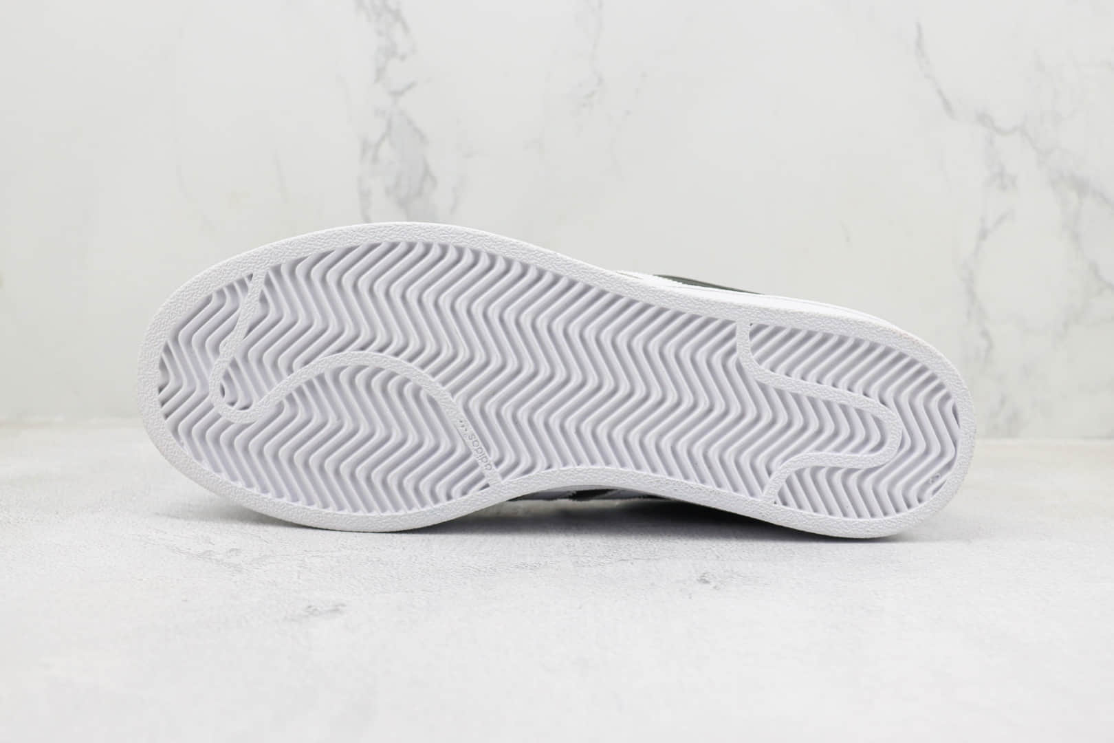 阿迪达斯adidas Originals Superstar Bold纯原版本三叶草贝壳头黑白金板鞋 莆田阿迪达斯货源 货号：FV3335