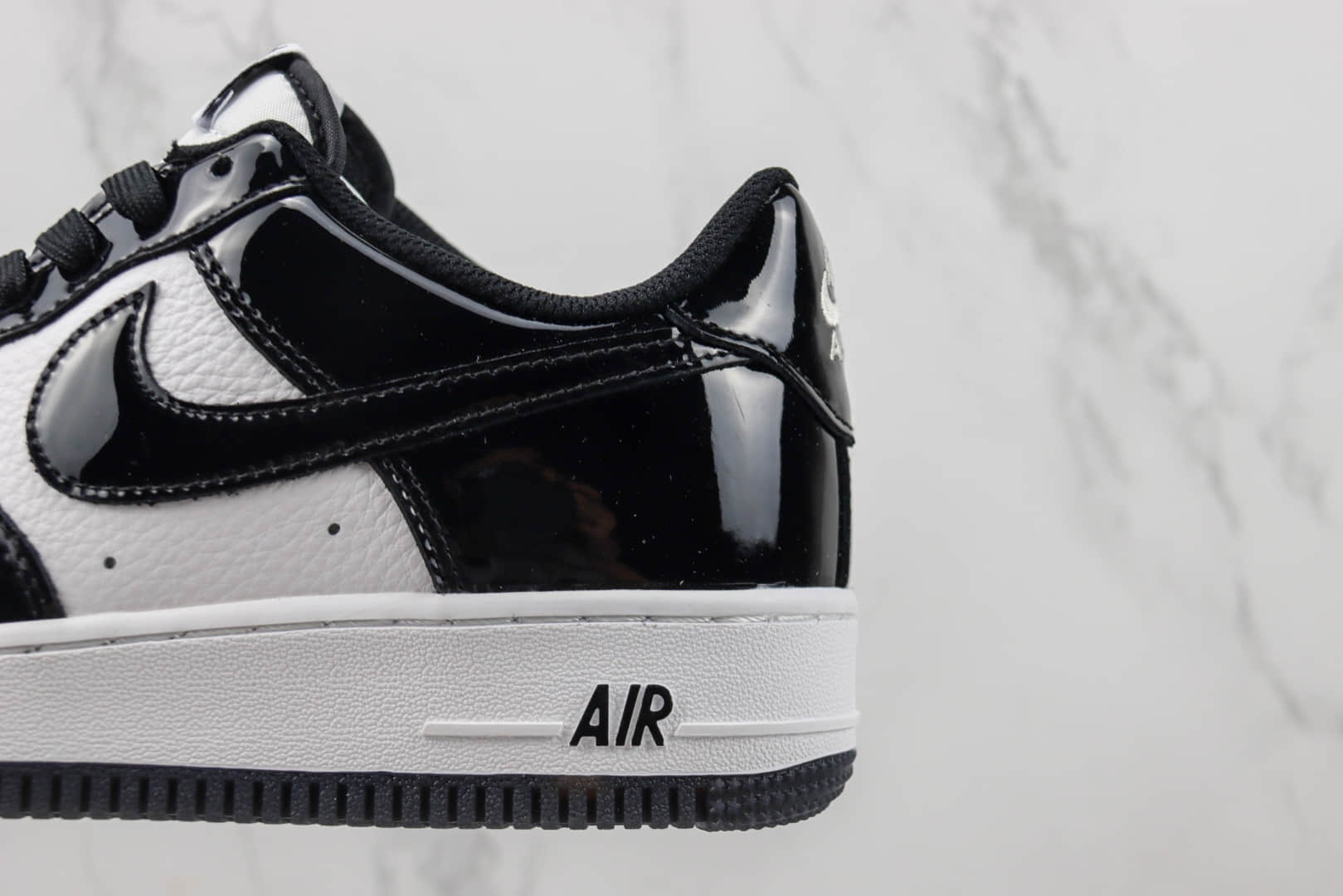 耐克Nike Air Force 1 Low纯原版本空军一号低帮AF1黑白漆皮 莆田耐克货源 货号:HP3658-588