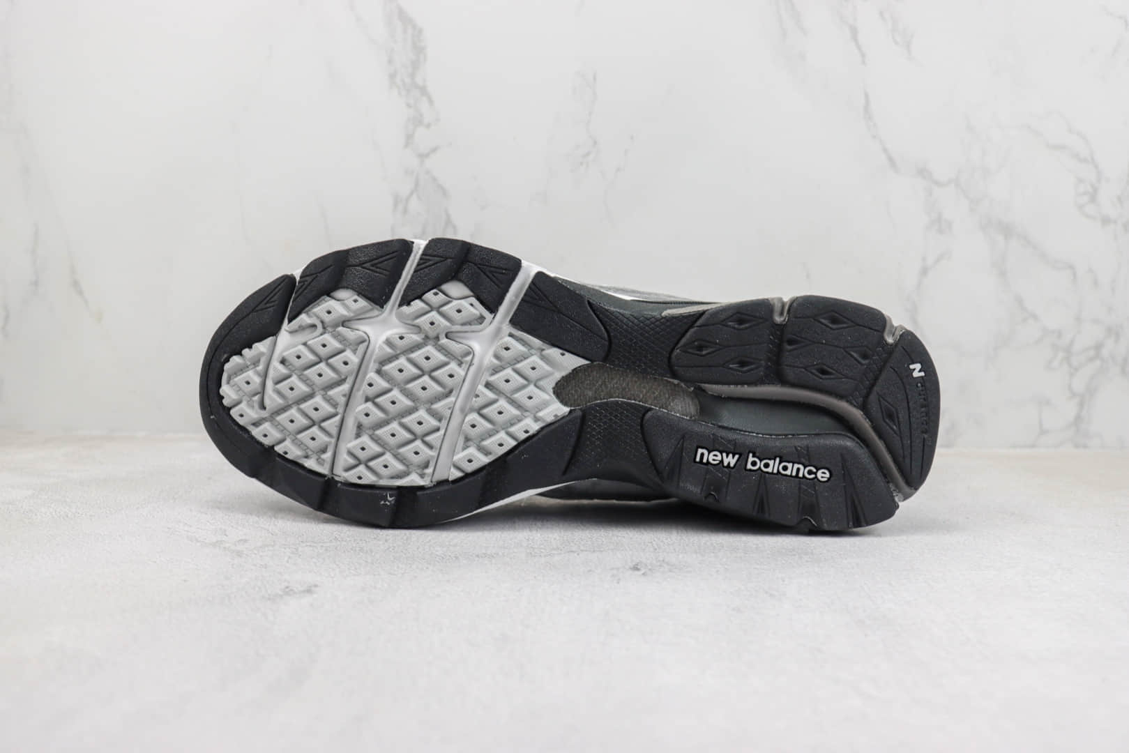 新百伦United Arrows & Sons x New Balance 990V3纯原版本UA联名NB990V3炭灰色复古跑鞋 莆田新百伦货源 货号:M990UA3