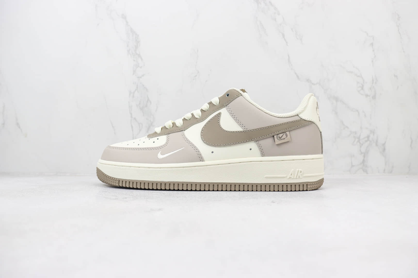 耐克Nike Air Force 1 Low纯原版本空军一号低帮AF1卡其拼色板鞋 莆田耐克货源 货号：DB3301-188
