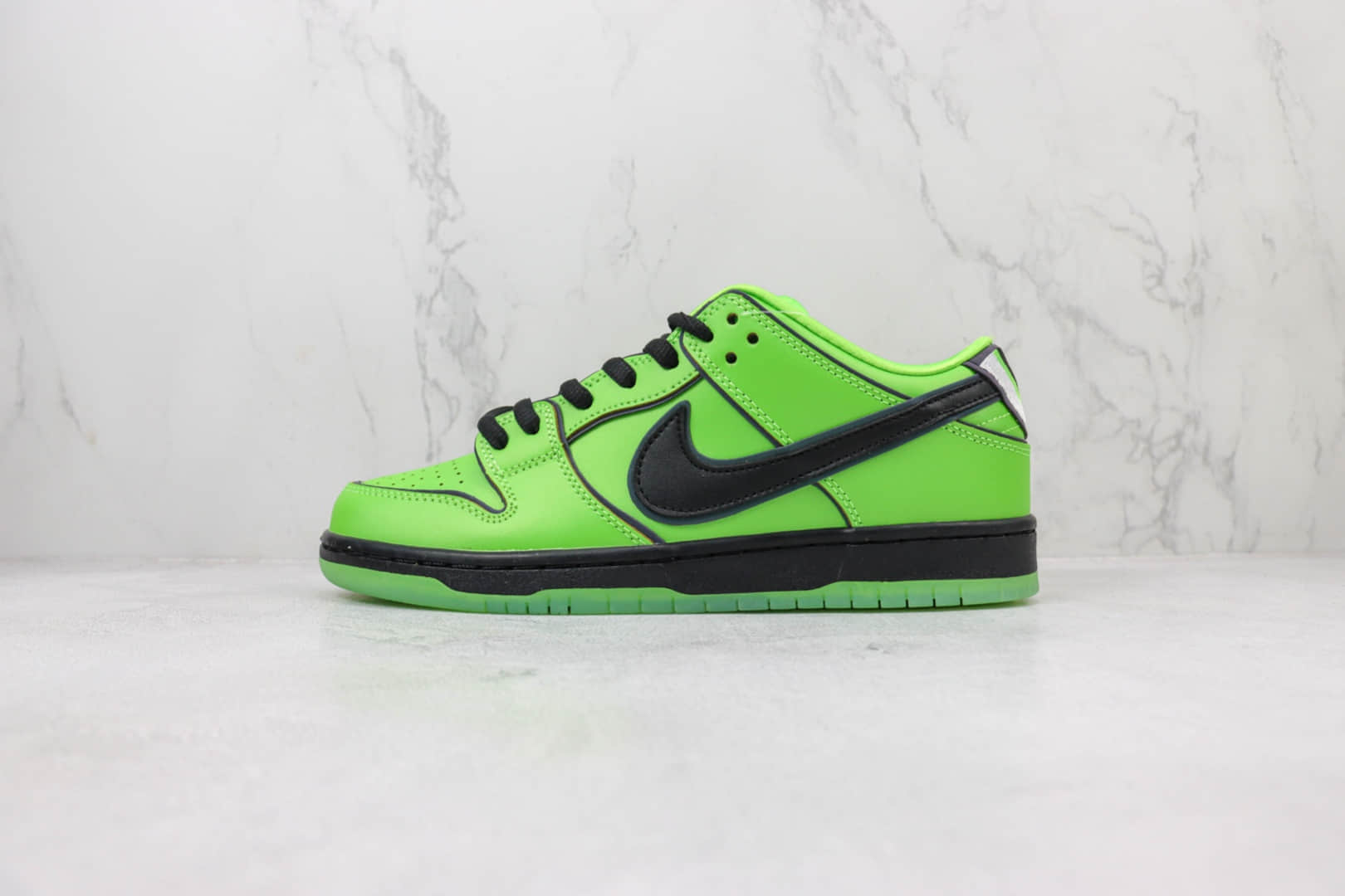 耐克The Powerpuff Girls x Nike SB Dunk Low纯原版本飞天小女警联名SB Dunk黑绿色低帮板鞋 莆田耐克货源 货号：FZ8319-300