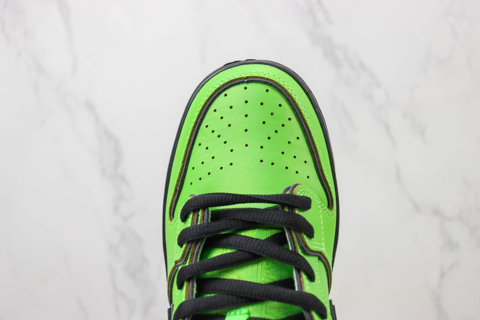 耐克The Powerpuff Girls x Nike SB Dunk Low纯原版本飞天小女警联名SB Dunk黑绿色低帮板鞋 莆田耐克货源 货号：FZ8319-300