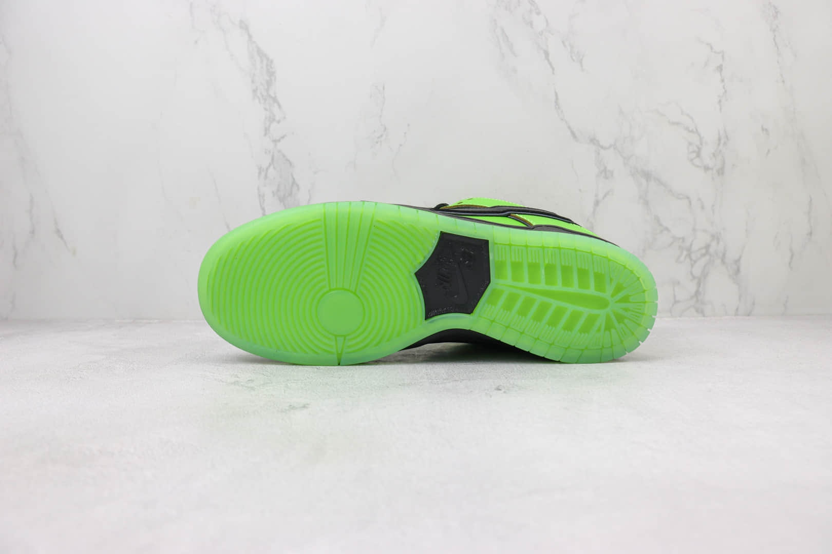 耐克The Powerpuff Girls x Nike SB Dunk Low纯原版本飞天小女警联名SB Dunk黑绿色低帮板鞋 莆田耐克货源 货号：FZ8319-300