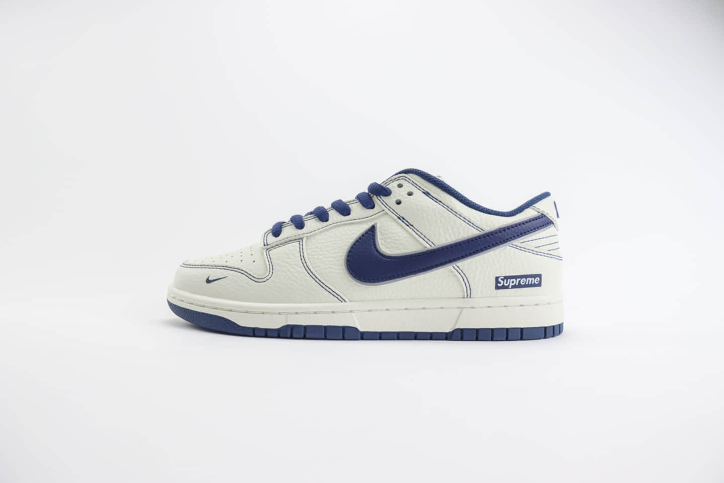 耐克Supreme x Nike SB Dunk Low纯原版本低帮SB Dunk联名LV白蓝板鞋 莆田耐克货源 货号:RM2308-238