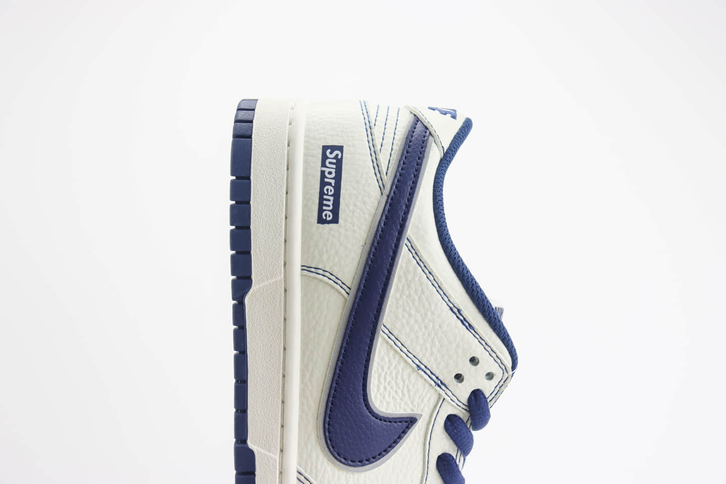 耐克Supreme x Nike SB Dunk Low纯原版本低帮SB Dunk联名LV白蓝板鞋 莆田耐克货源 货号:RM2308-238