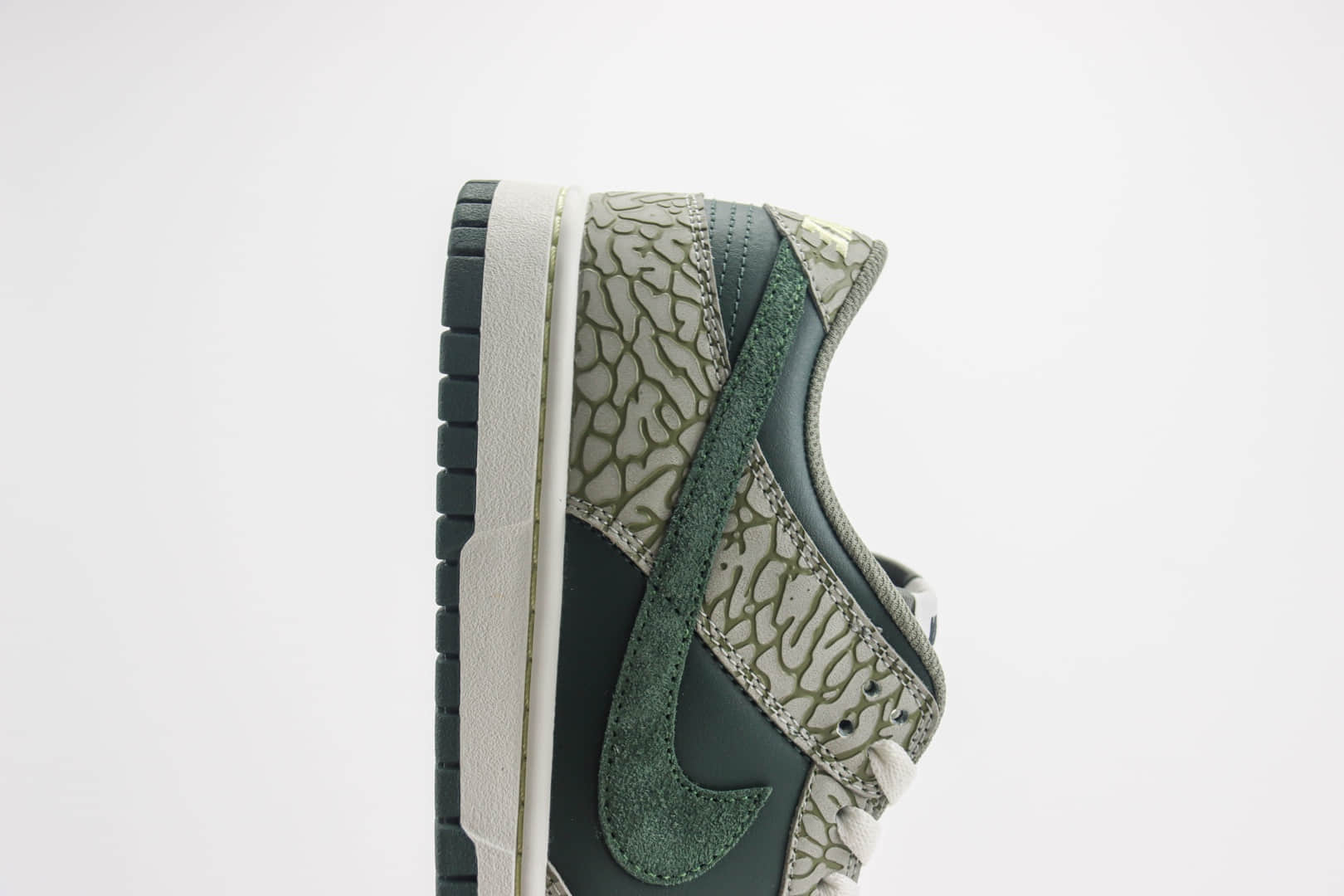 耐克Nike SB Dunk Low纯原版本低帮SB Dunk灰绿色大象纹板鞋 莆田耐克代理 货号：HF4878-053