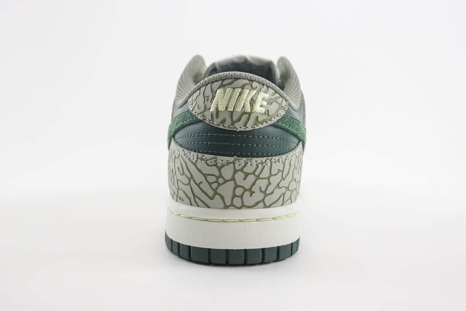 耐克Nike SB Dunk Low纯原版本低帮SB Dunk灰绿色大象纹板鞋 莆田耐克代理 货号：HF4878-053