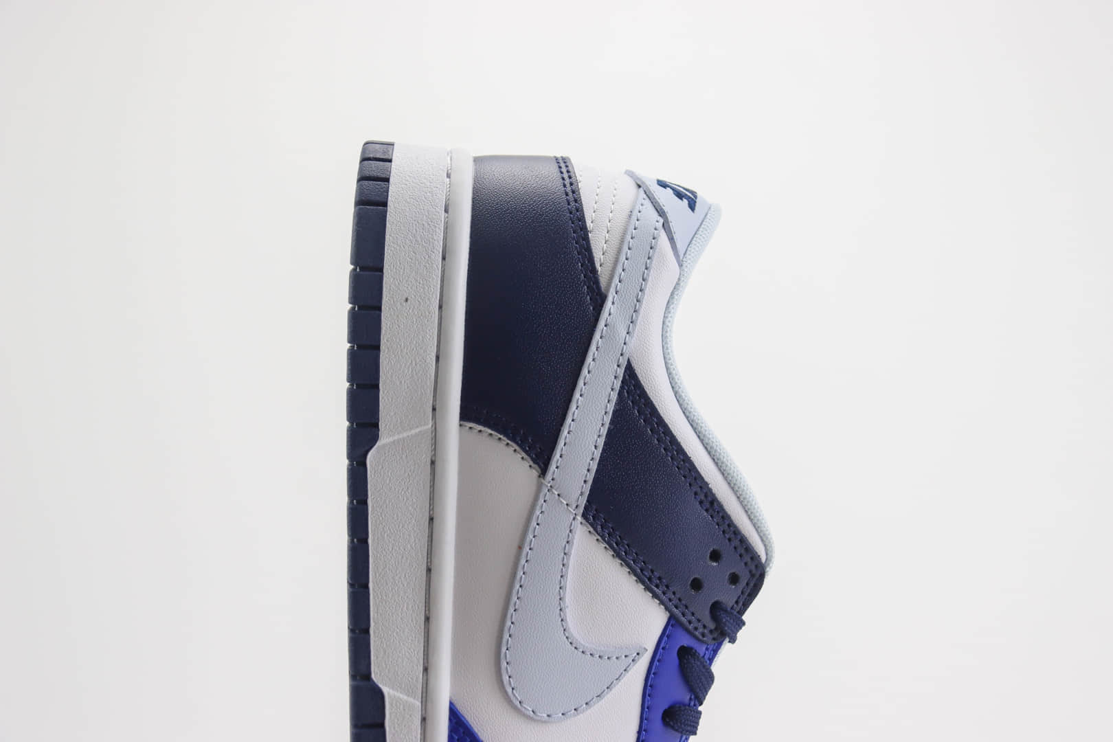 耐克Nike SB Dunk Low纯原版本低帮SB Dunk白灰蓝拼接滑板板鞋 莆田耐克代理 货号：FQ8826-100