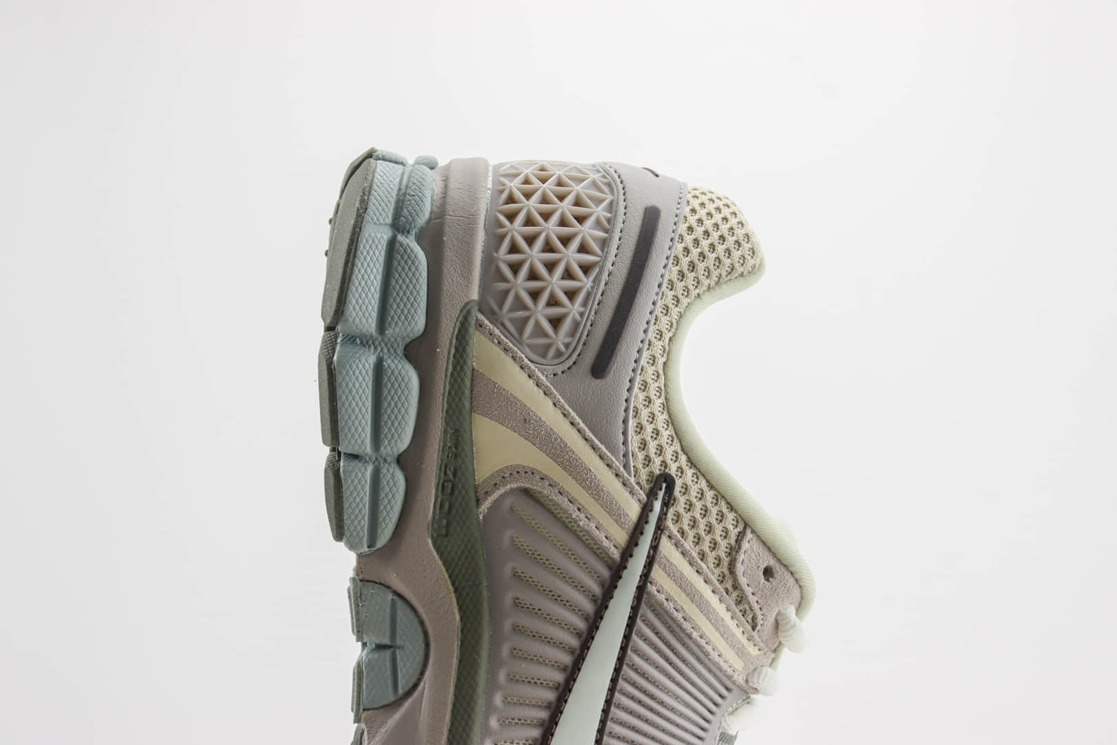 耐克Nike Zoom Vomero V5 SP纯原版本佛莫罗灰咖色复古跑鞋 莆田耐克代理 货号:FZ3653-104