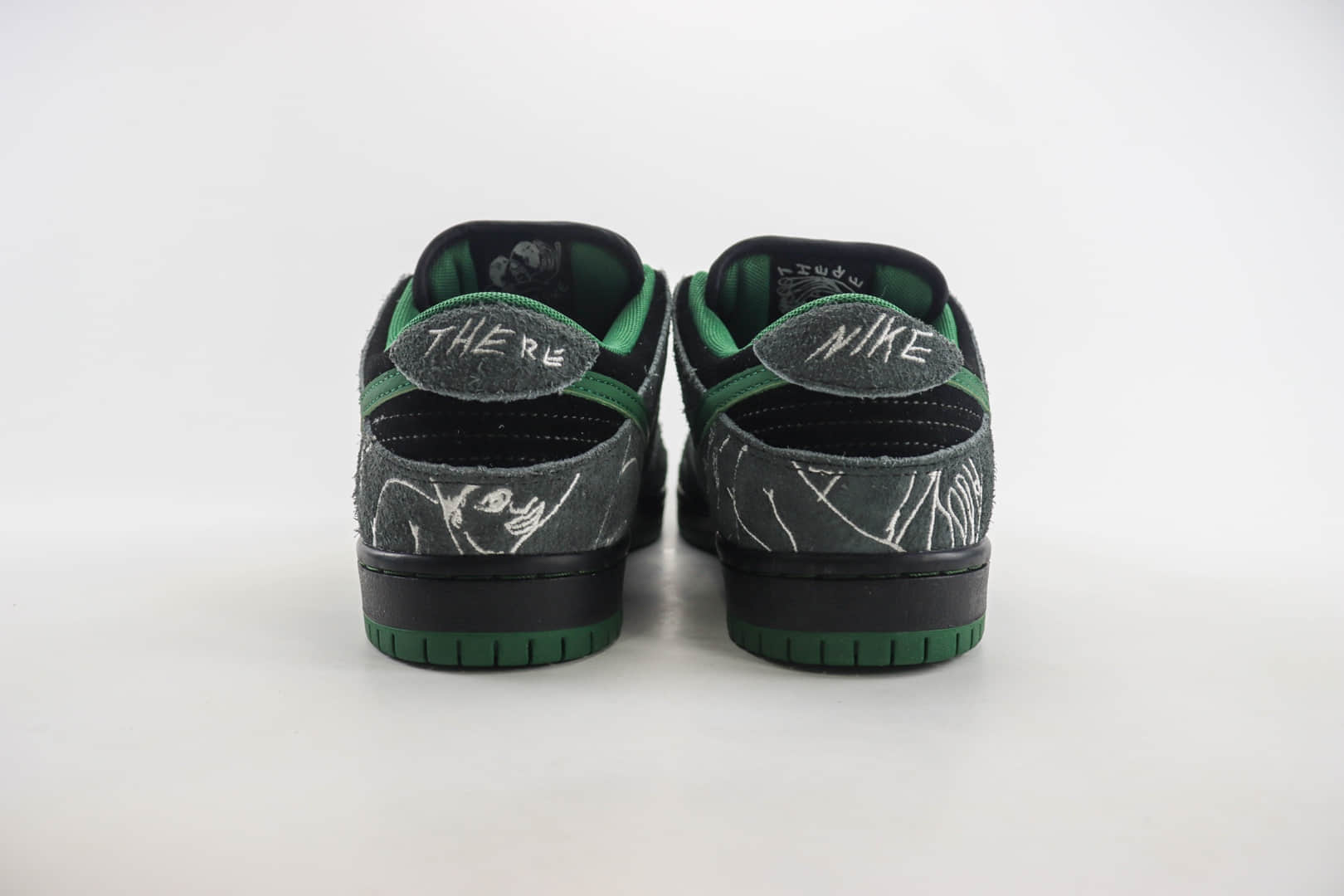 耐克There Skateboards x Nike SB Dunk Low纯原版本低帮SB Dunk黑绿涂鸦滑板板鞋 莆田耐克微信 货号：HF7743-001