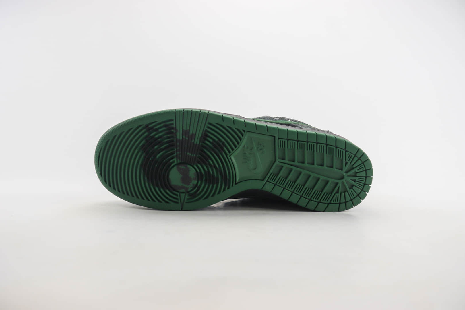 耐克There Skateboards x Nike SB Dunk Low纯原版本低帮SB Dunk黑绿涂鸦滑板板鞋 莆田耐克微信 货号：HF7743-001