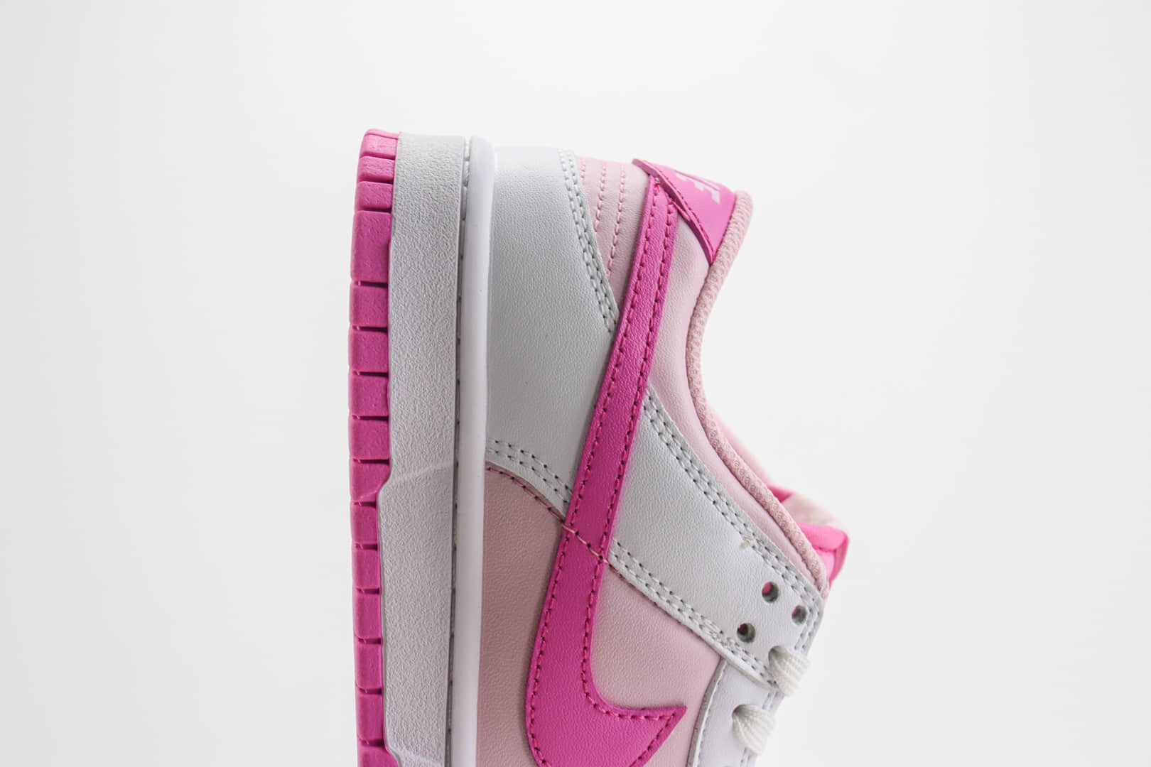 耐克Nike SB Dunk Low纯原版本粉白SB Dunk情人节低帮板鞋 莆田复刻鞋货源 货号：HQ1181-661