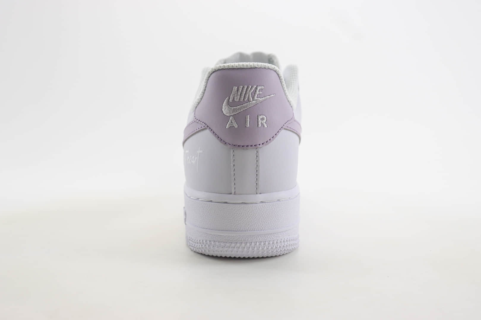 耐克Nike Air Force 1纯原版本低帮空军一号白灰紫色情人节签名款板鞋 莆田空军一号货源 货号:DY8899-004 耐克Nike Air Force 1纯原版本低帮空军一号白灰紫色情人节签名款板鞋 莆田空军一号货源 货号:DY8899-004