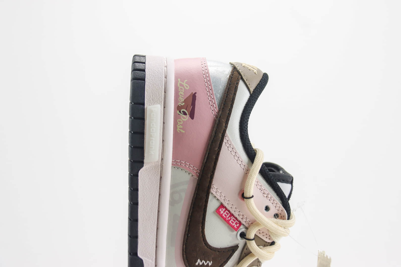 耐克Nike SB Dunk Low纯原版本低帮DUNK熊猫恶作剧白粉色情人节限定板鞋 莆田DUNK货源 货号:CW1590-100 耐克Nike SB Dunk Low纯原版本低帮DUNK熊猫恶作剧白粉色情人节限定板鞋 莆田DUNK货源 货号:CW1590-100