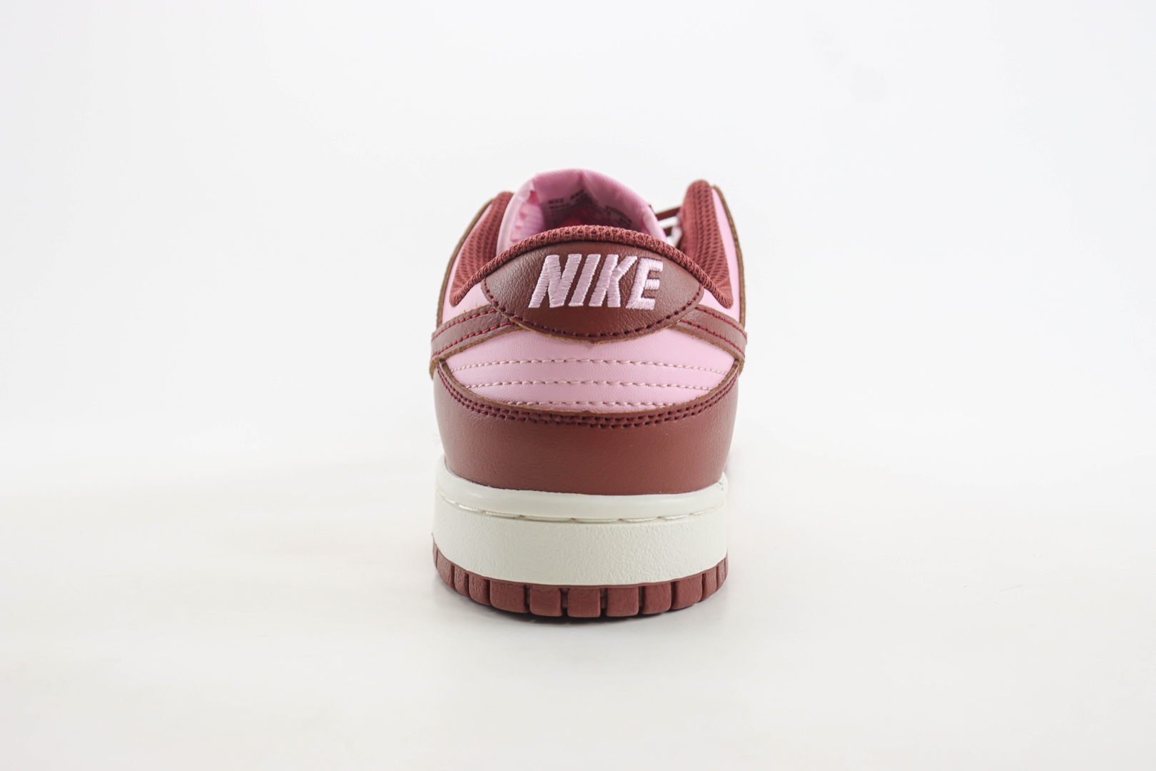 耐克Nike SB Dunk Low纯原版本低帮SB Dunk粉酒红滑板板鞋 莆田耐克货源 货号：DD1873-114