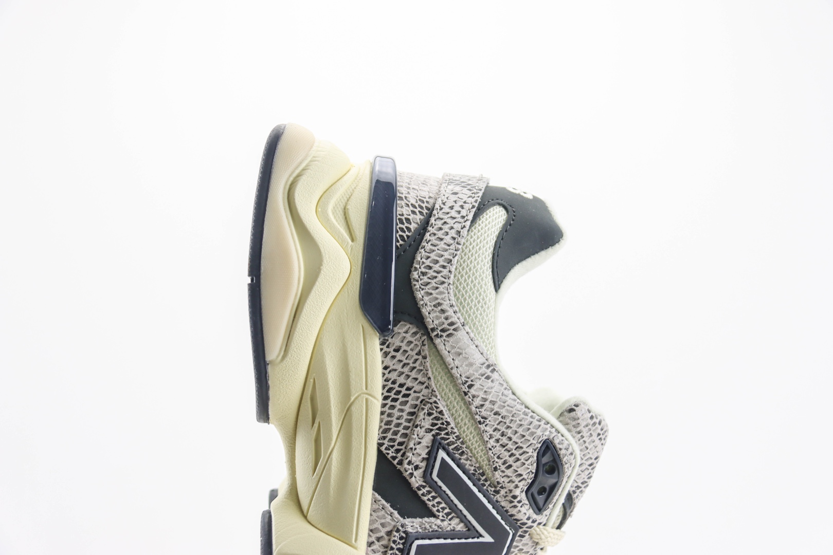 新百伦New Balance 9060纯原版本NB9060蛇年限定复古运动慢跑鞋 莆田复刻鞋货源 货号：U9060SNA