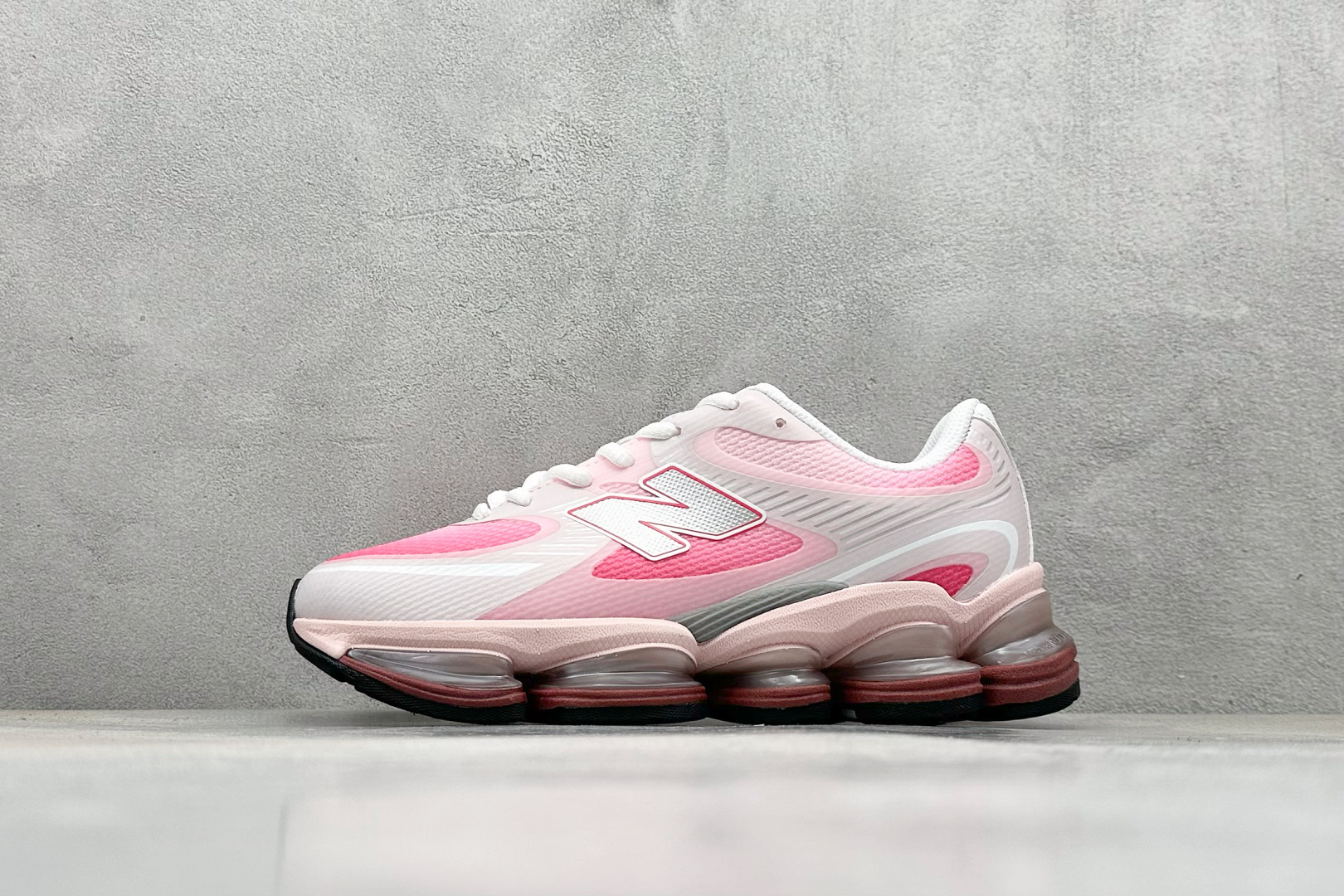 新百伦New Balance 2000纯原版本NB2000白粉渐变网面复古跑鞋 莆田新百伦货源 货号：U2000BF