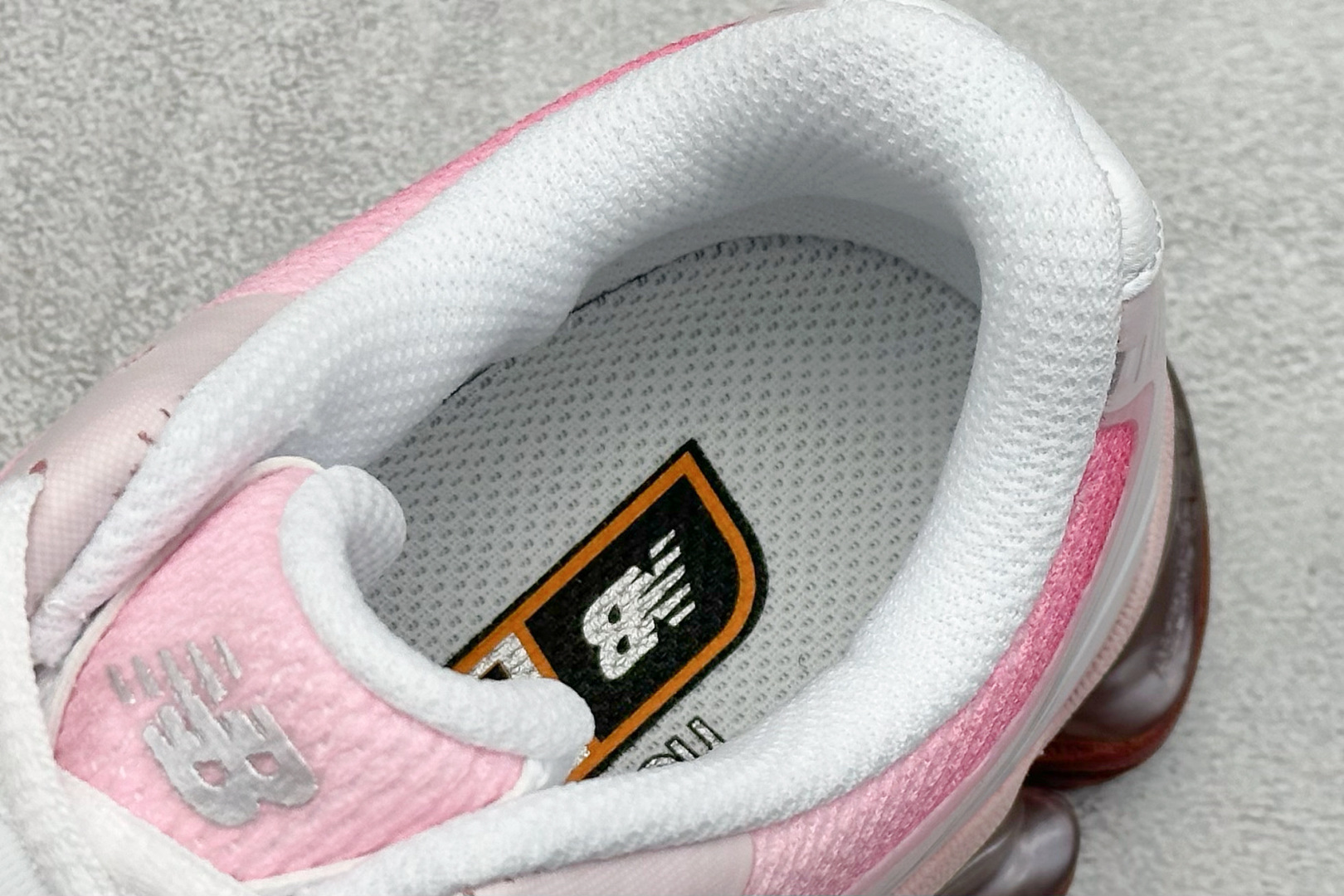 新百伦New Balance 2000纯原版本NB2000白粉渐变网面复古跑鞋 莆田新百伦货源 货号：U2000BF