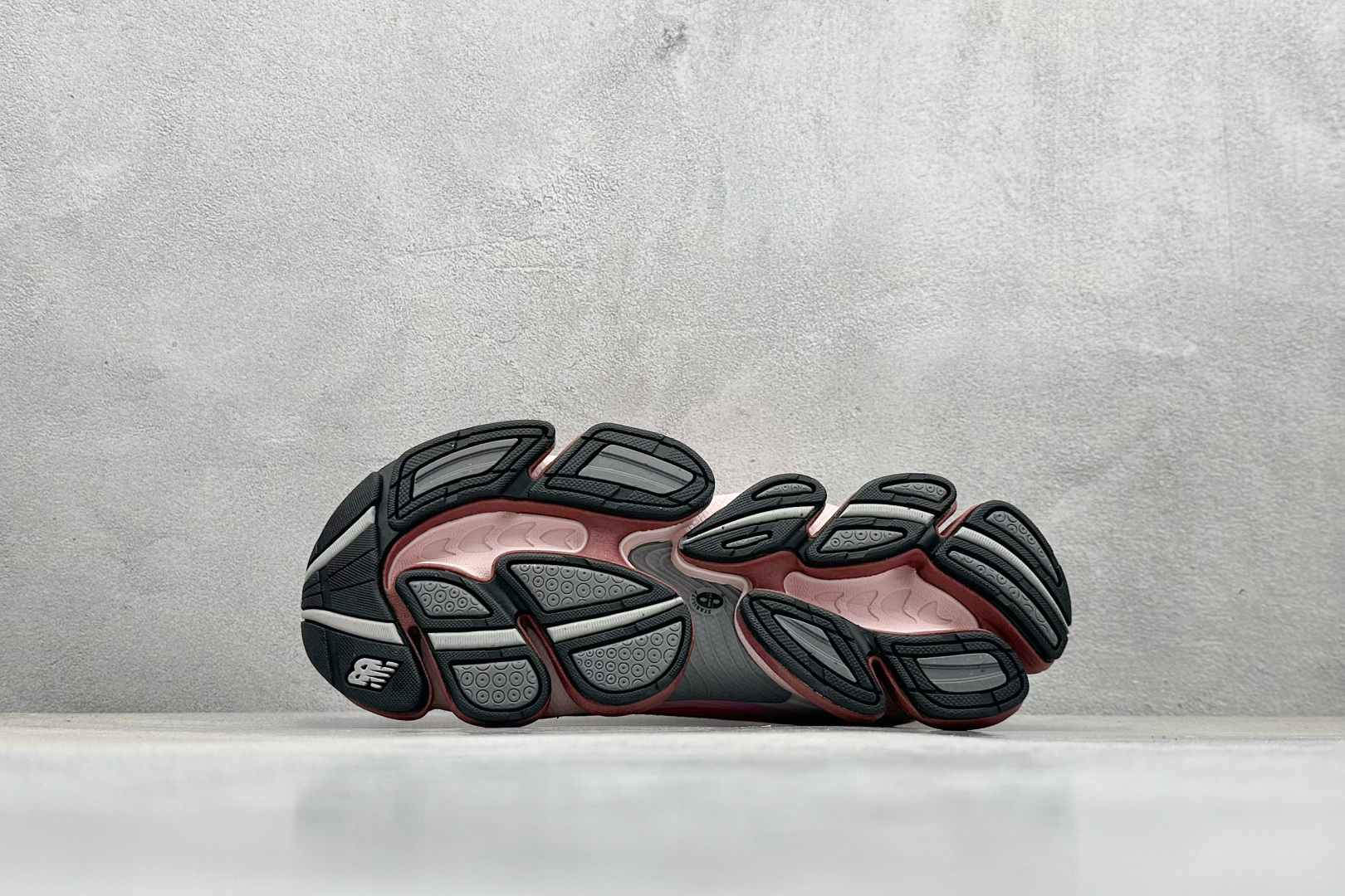 新百伦New Balance 2000纯原版本NB2000白粉渐变网面复古跑鞋 莆田新百伦货源 货号：U2000BF