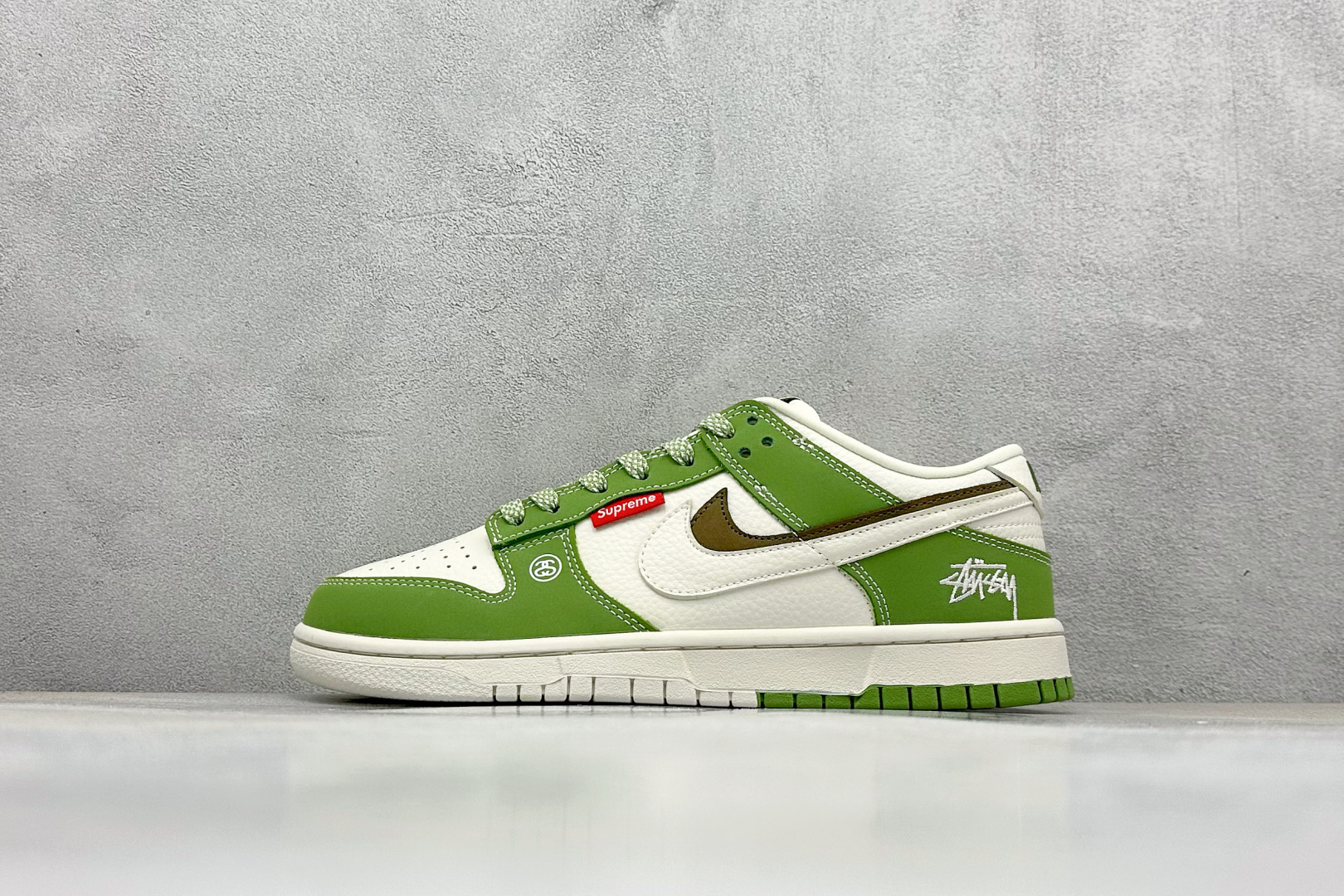 耐克Nike SB Dunk Low纯原版本低帮SB Dunk白绿色双勾低帮板鞋 莆田耐克货源 货号：LW1818-120