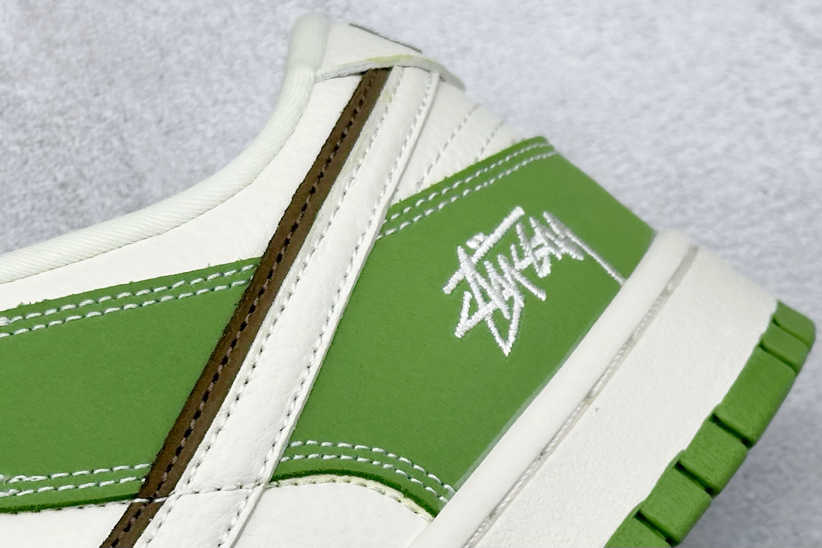 耐克Nike SB Dunk Low纯原版本低帮SB Dunk白绿色双勾低帮板鞋 莆田耐克货源 货号：LW1818-120