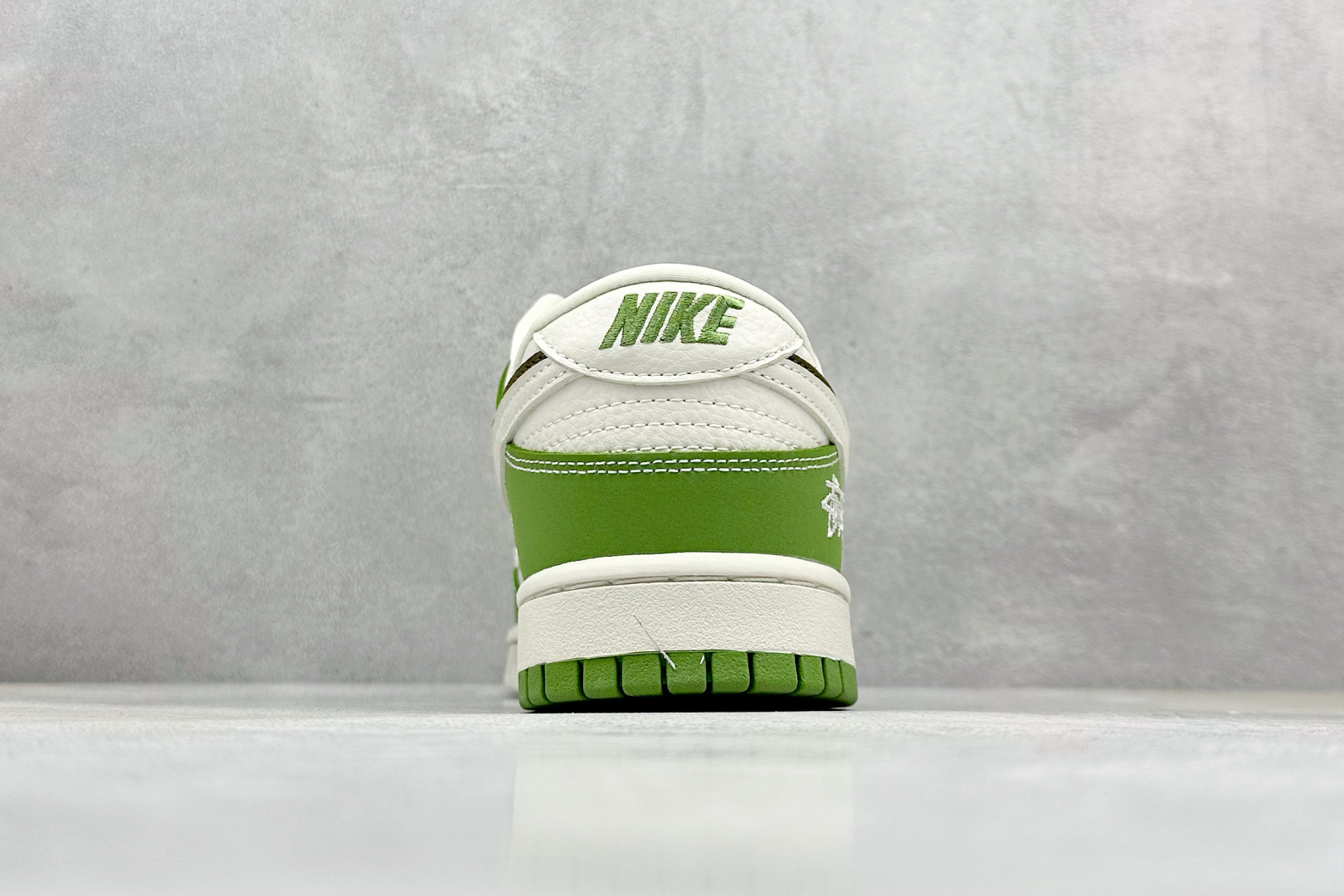 耐克Nike SB Dunk Low纯原版本低帮SB Dunk白绿色双勾低帮板鞋 莆田耐克货源 货号：LW1818-120