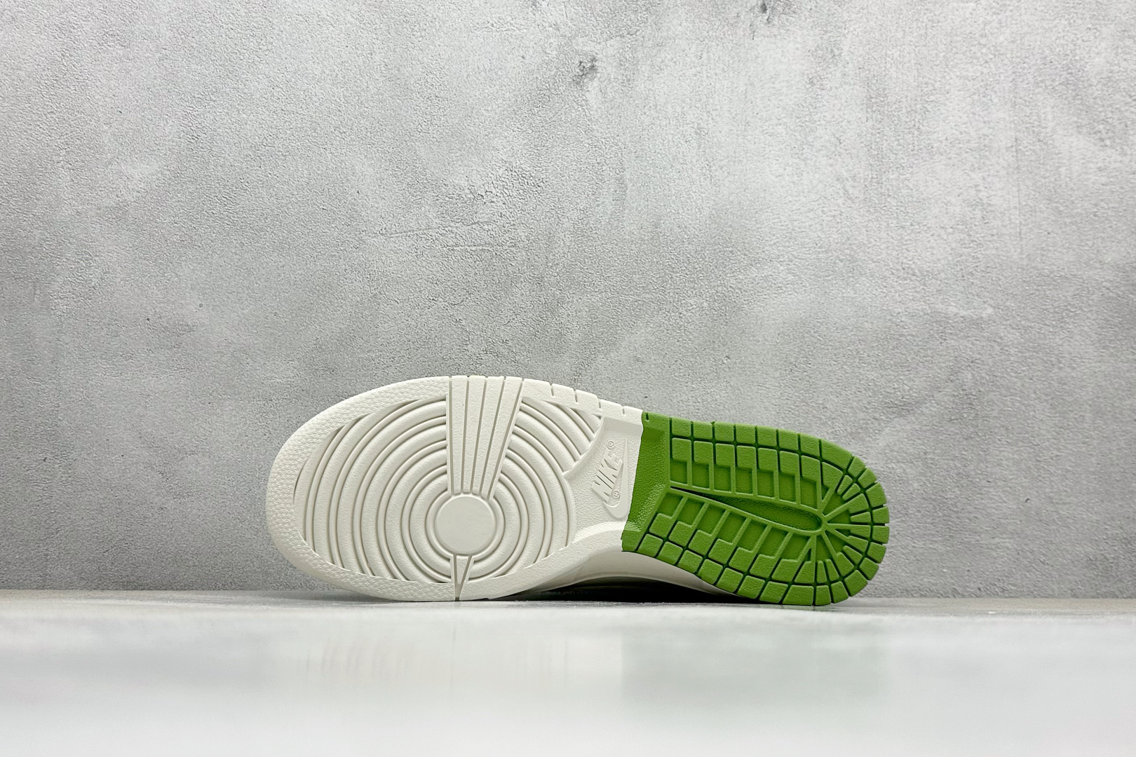 耐克Nike SB Dunk Low纯原版本低帮SB Dunk白绿色双勾低帮板鞋 莆田耐克货源 货号：LW1818-120