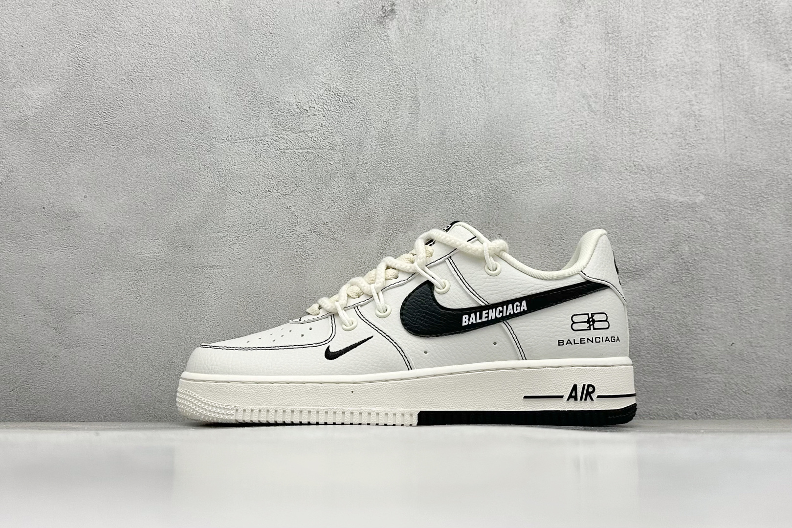 耐克Nike Air Force 1 Low 07 x Balenciaga巴黎世家联名款白黑绑带小钩空军一号低帮休闲板鞋信息资讯大全 货号：AM1588-019