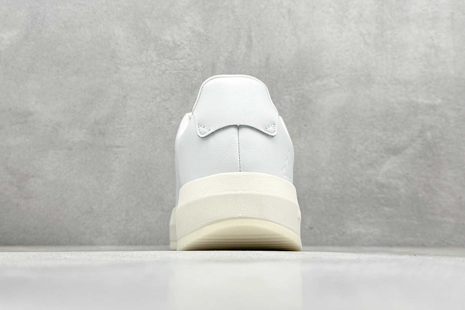 阿迪达斯Adidas Labcourt 百搭休闲轻松舒适耐磨透气低帮板鞋信息资讯大全 货号：JQ2300