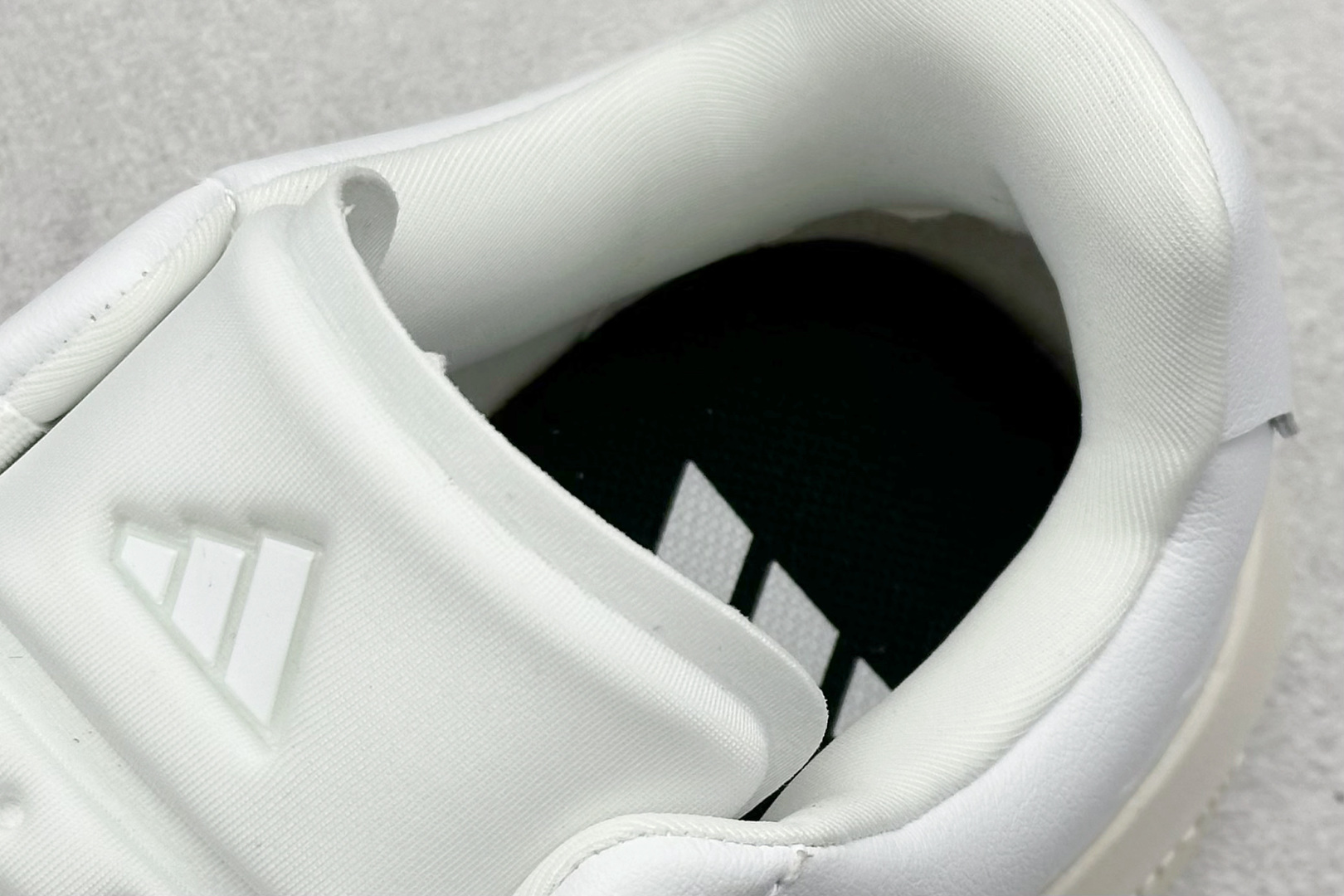 阿迪达斯Adidas Labcourt 百搭休闲轻松舒适耐磨透气低帮板鞋信息资讯大全 货号：JQ2300