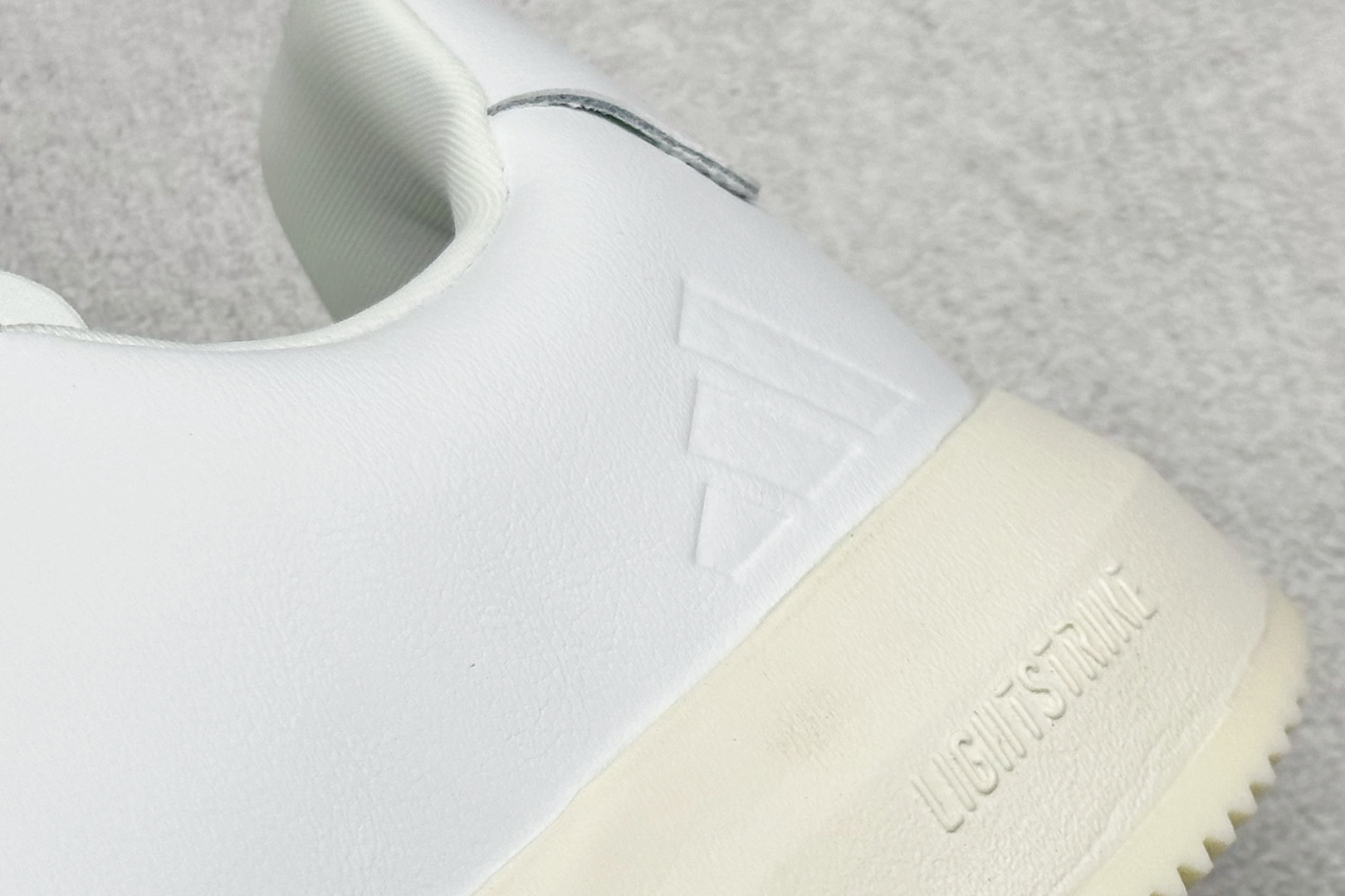 阿迪达斯Adidas Labcourt 百搭休闲轻松舒适耐磨透气低帮板鞋信息资讯大全 货号：JQ2300