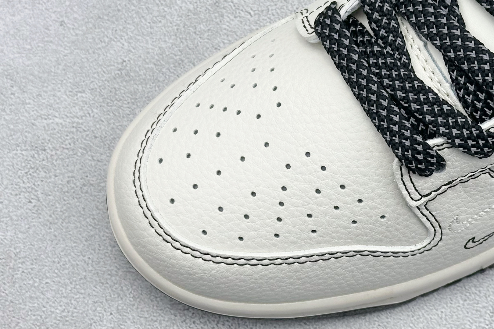 耐克Nike SB Dunk Low斯图西联名米黑小双勾地板休闲板鞋信息资讯大全 货号：HH7518-096